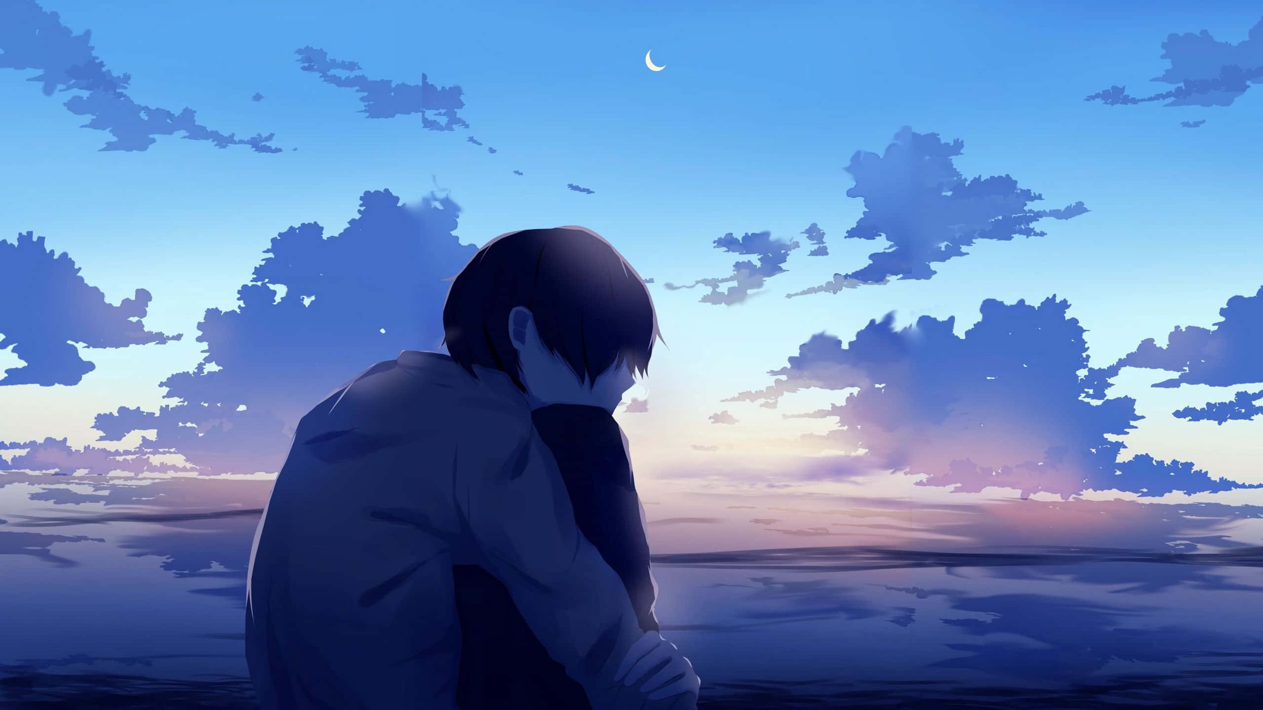 桌布 壁紙 — 一個孤獨的動漫男孩在黃昏時坐在平靜的水邊，新月和柔和的紫色雲彩下。