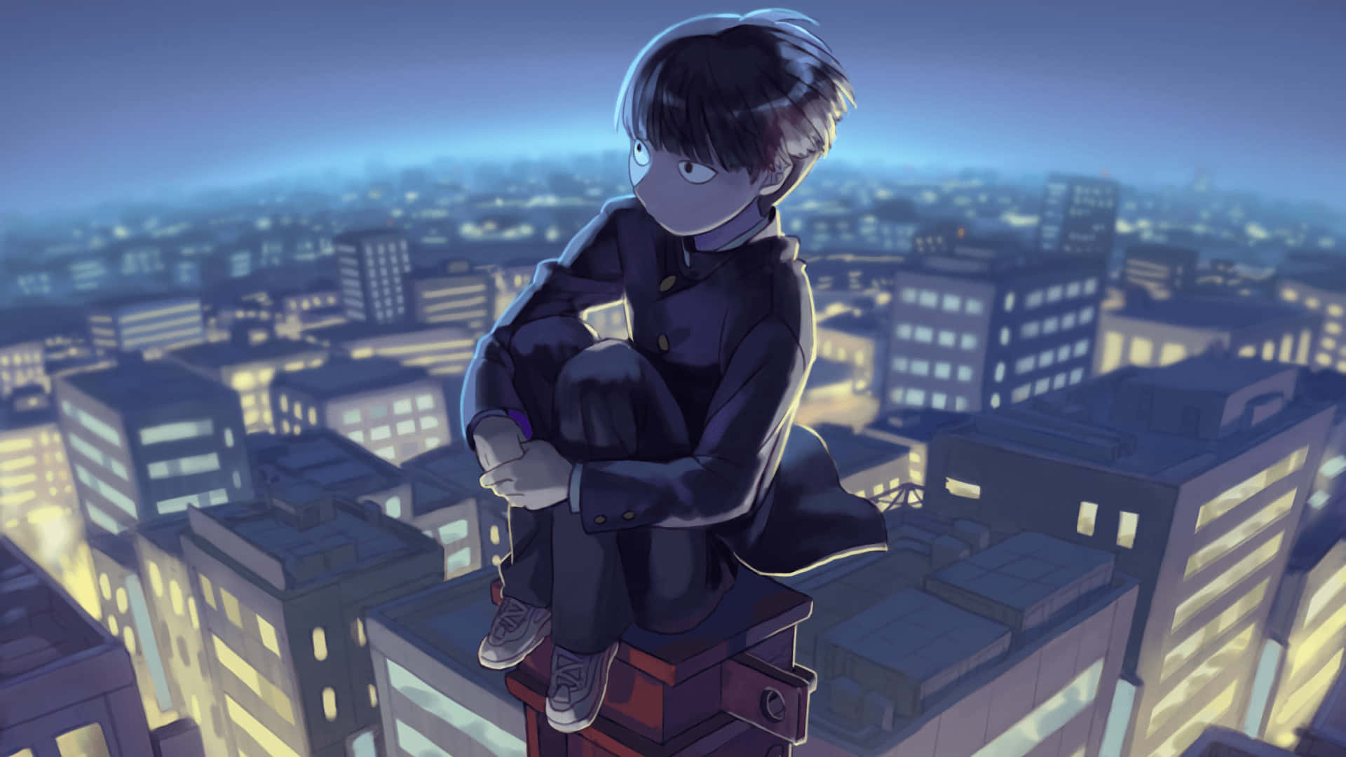 Shigeo Kageyama 桌布 壁紙 — 一個孤獨的動漫男孩坐在屋頂上，俯瞰著暮色中閃爍的城市景觀。