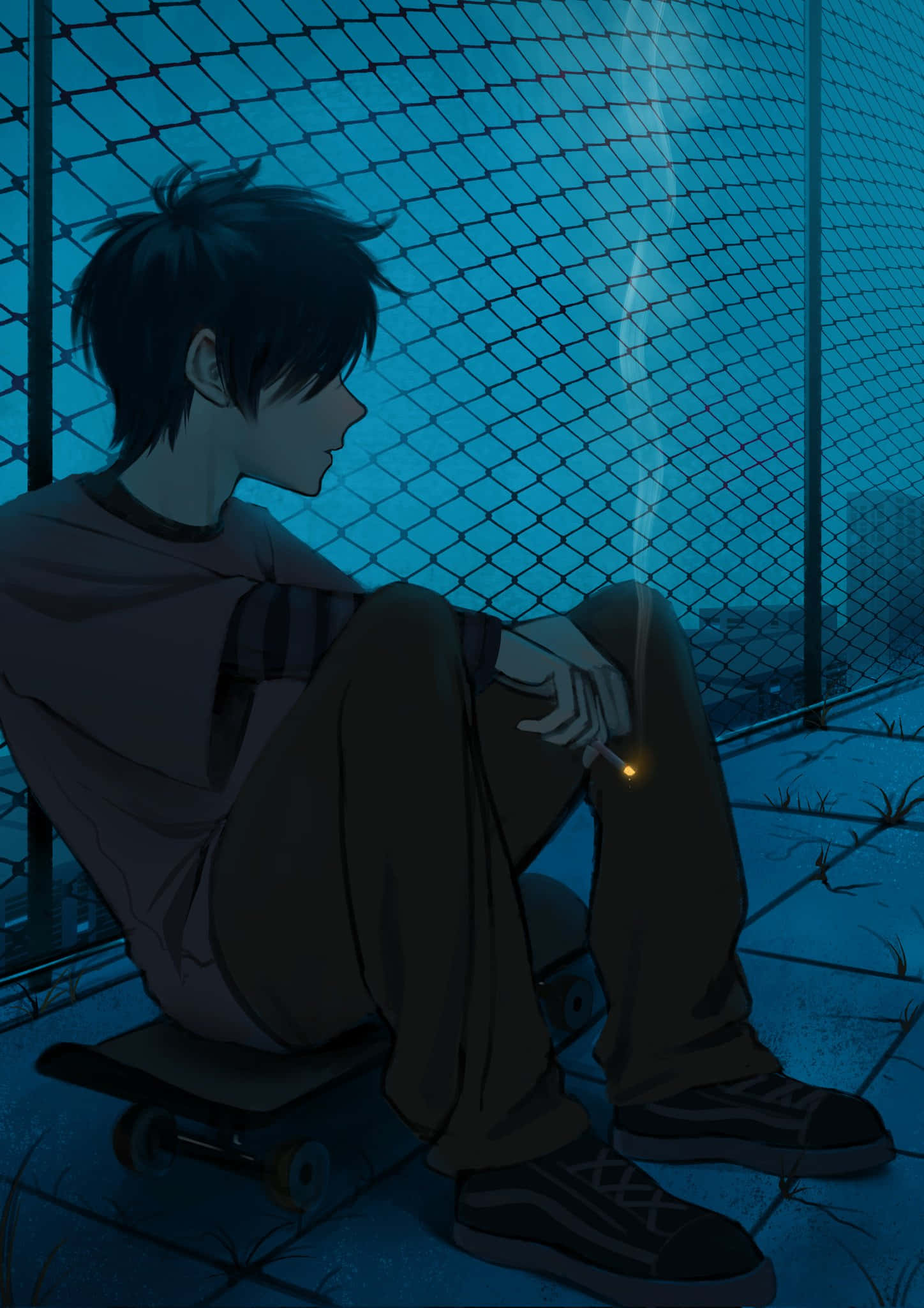 動漫男孩 桌布 壁紙 — 一個孤獨的動漫男孩夜晚坐在滑板上靠著鐵絲網圍欄，在冷藍光下拿著點燃的香煙。