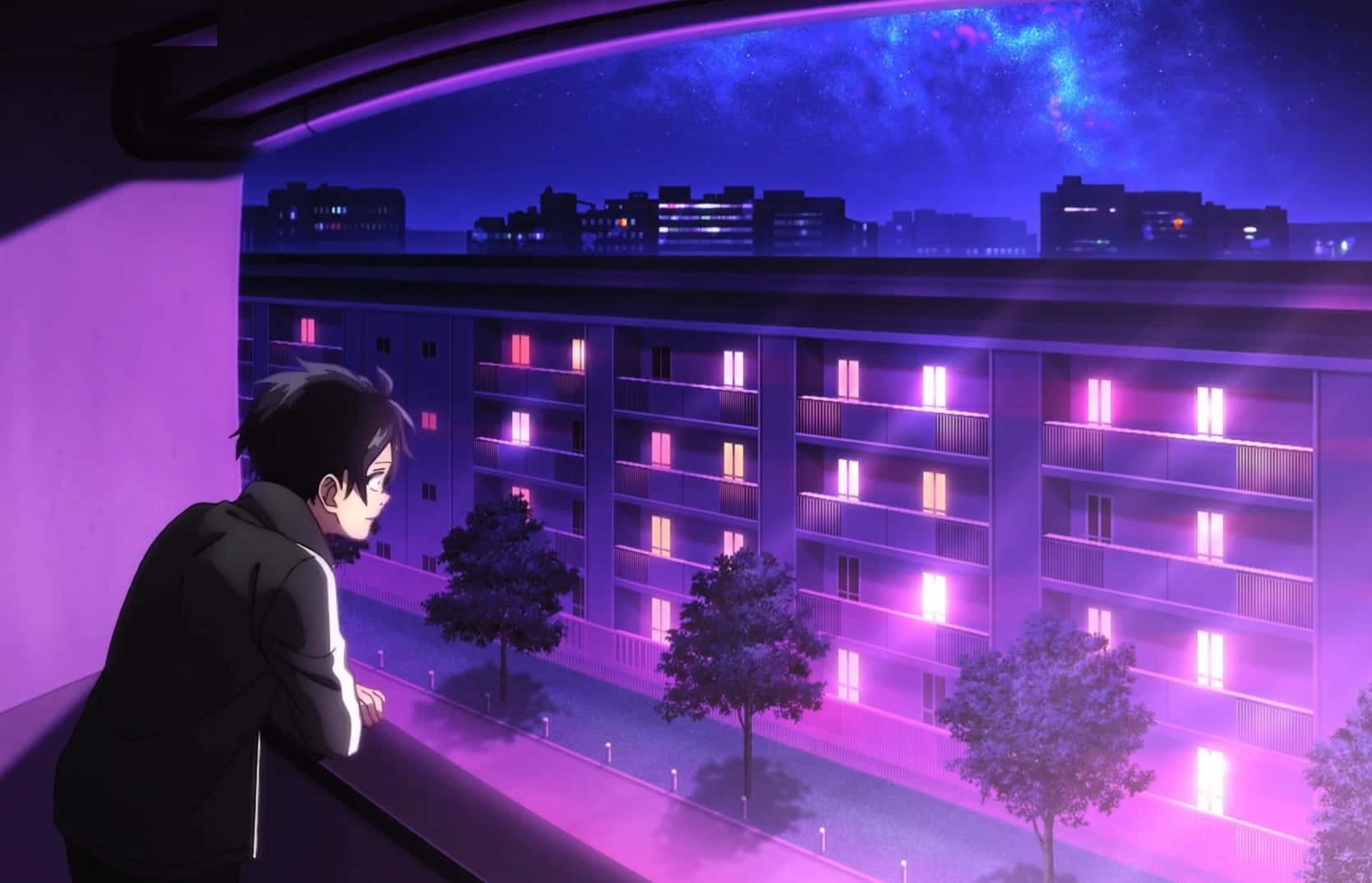 Night Anime 桌布 壁紙 — 一個孤獨的動漫男孩從陽台凝視著在星空下發光的紫色公寓大樓。