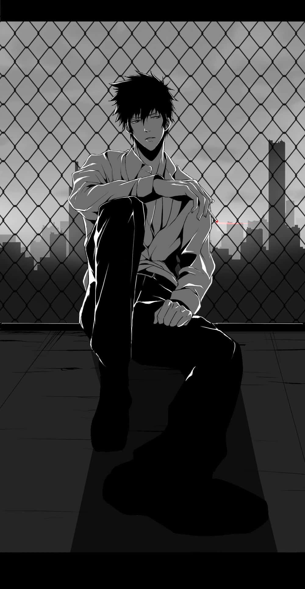 Shinya Kogami 桌布 壁紙 — 一個孤獨的動漫男孩癱坐在鐵絲網圍欄旁，背景是灰色天空下的城市天際線。