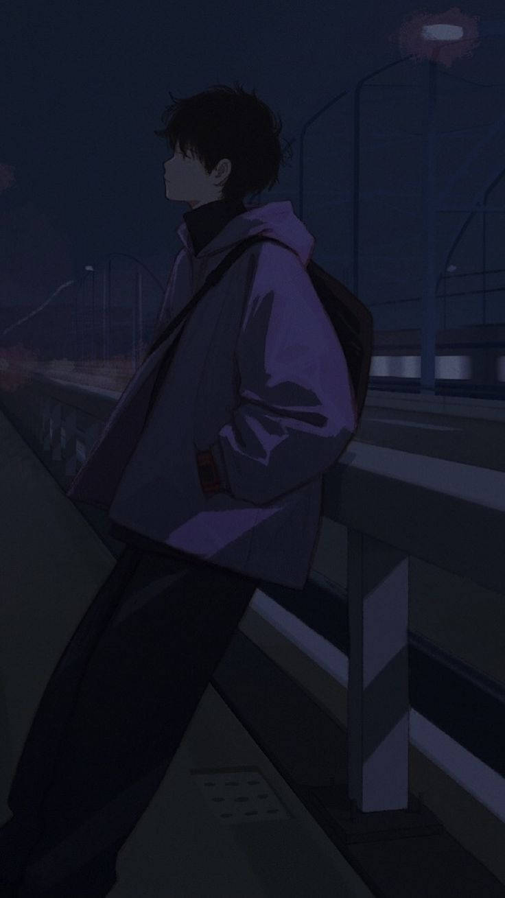 憂鬱少年動漫 桌布 壁紙 — 一個孤獨的動漫男孩穿著紫色連帽衫，在夜晚的城市天橋上靠著欄杆，頭頂是昏暗的路燈。