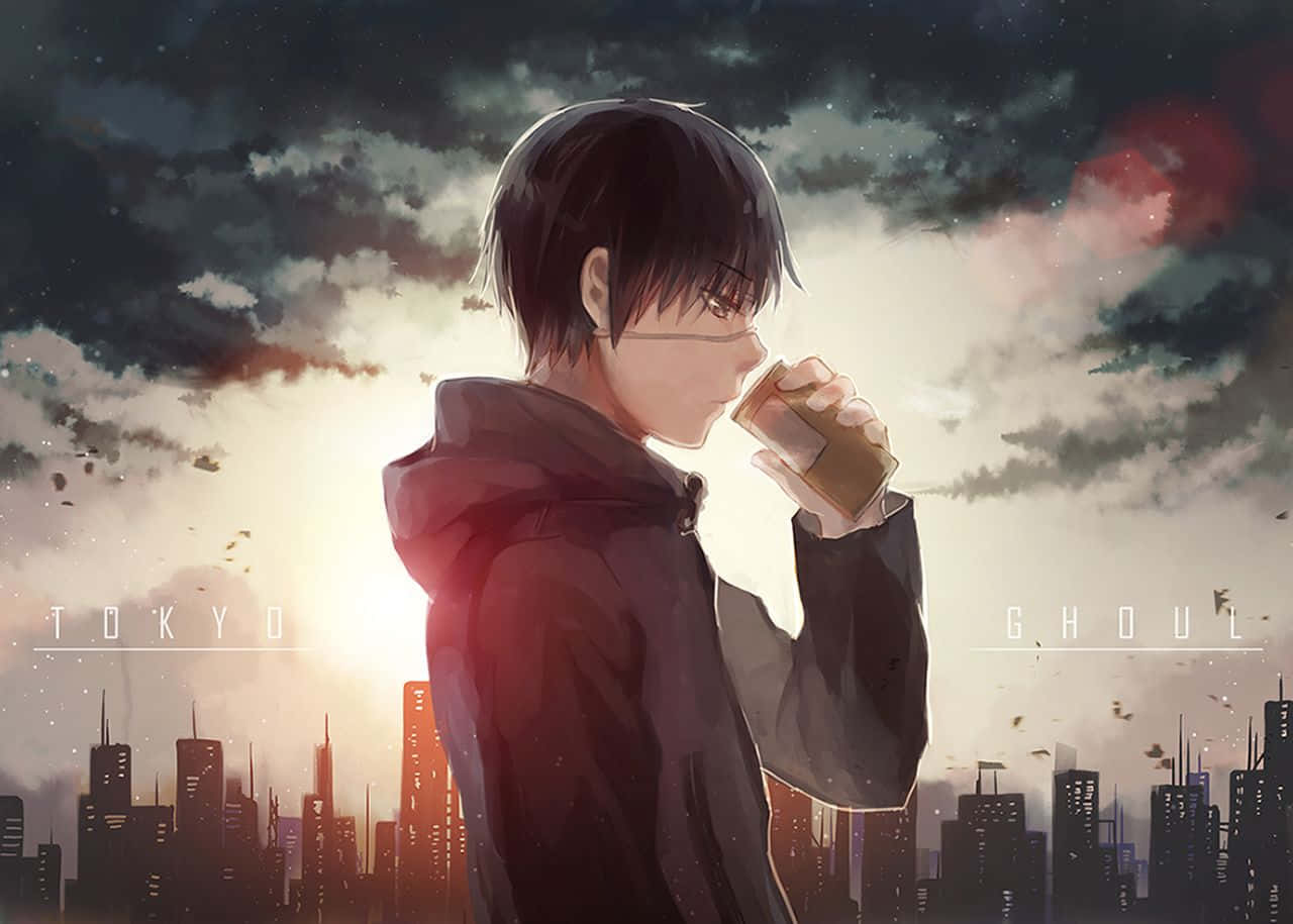 金木研 桌布 壁紙 — 一個孤獨的動漫男孩穿著連帽衫，在夕陽下戲劇性的東京天際線背景下啜飲杯子。