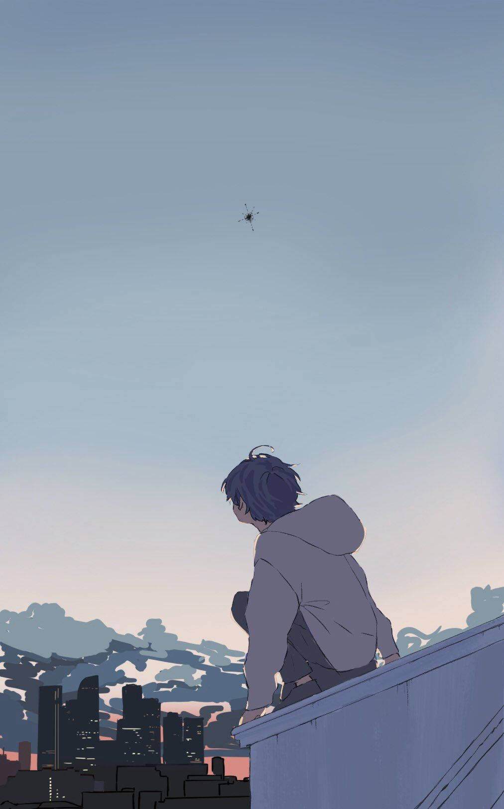 Aesthetic Anime Boy 桌布 壁紙 — 一個孤獨的動漫男孩穿著連帽衫坐在屋頂上，凝視著遠處的無人機，背景是暮色中的城市天際線。