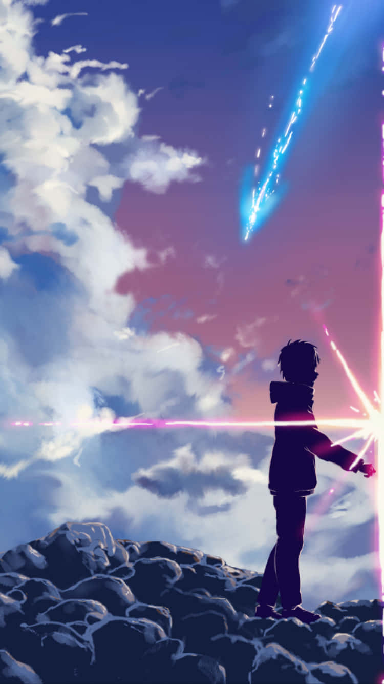 Your Name 桌布 壁紙 — 一個孤獨的動漫男孩站在岩石懸崖上，看著一顆充滿活力的藍色流星劃過佈滿雲層的暮色天空。