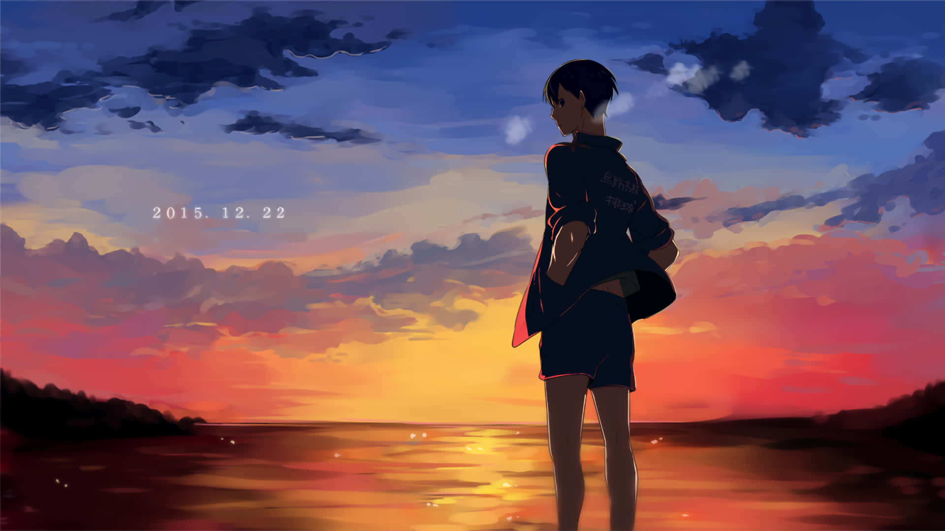 桌布 壁紙 — 一個孤獨的動漫男孩站在水上，以鮮豔的日落天空為背景，形成剪影，手裡拿著一件外套。