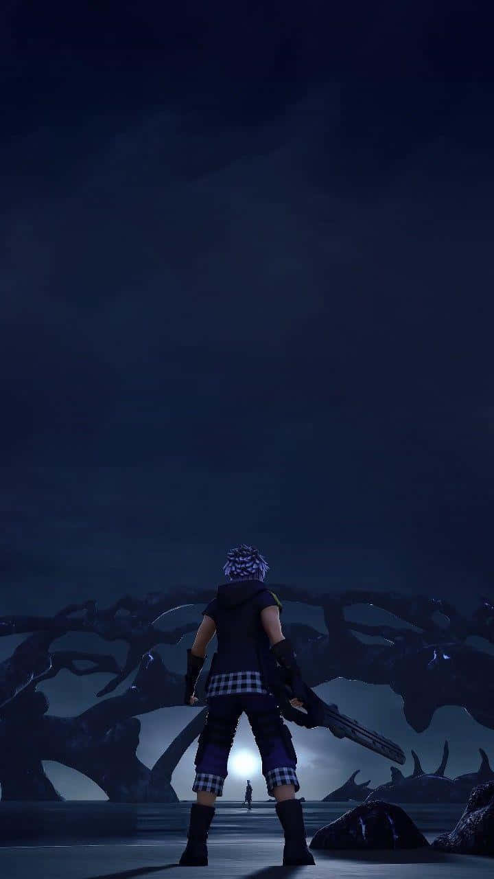 Kingdom Hearts Sora 桌布 壁紙 — 一個孤獨的動漫角色，頭髮尖刺，站在黑暗的海岸上，手持武器，凝視著暴風雨夜空下遠處發光的身影。