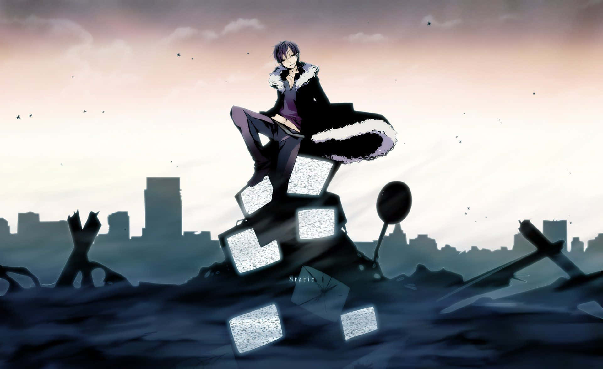Izaya Orihara 桌布 壁紙 — 一個孤獨的動漫角色坐在發光的電視螢幕上，背景是廢墟城市景觀，天空呈現暗粉紅色和灰色。