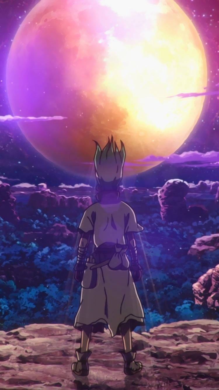 Dr Stone 桌布 壁紙 — 一個孤獨的動漫角色站在岩石外星景觀上，凝視著星空下一個巨大的發光紫色和黃色月亮。