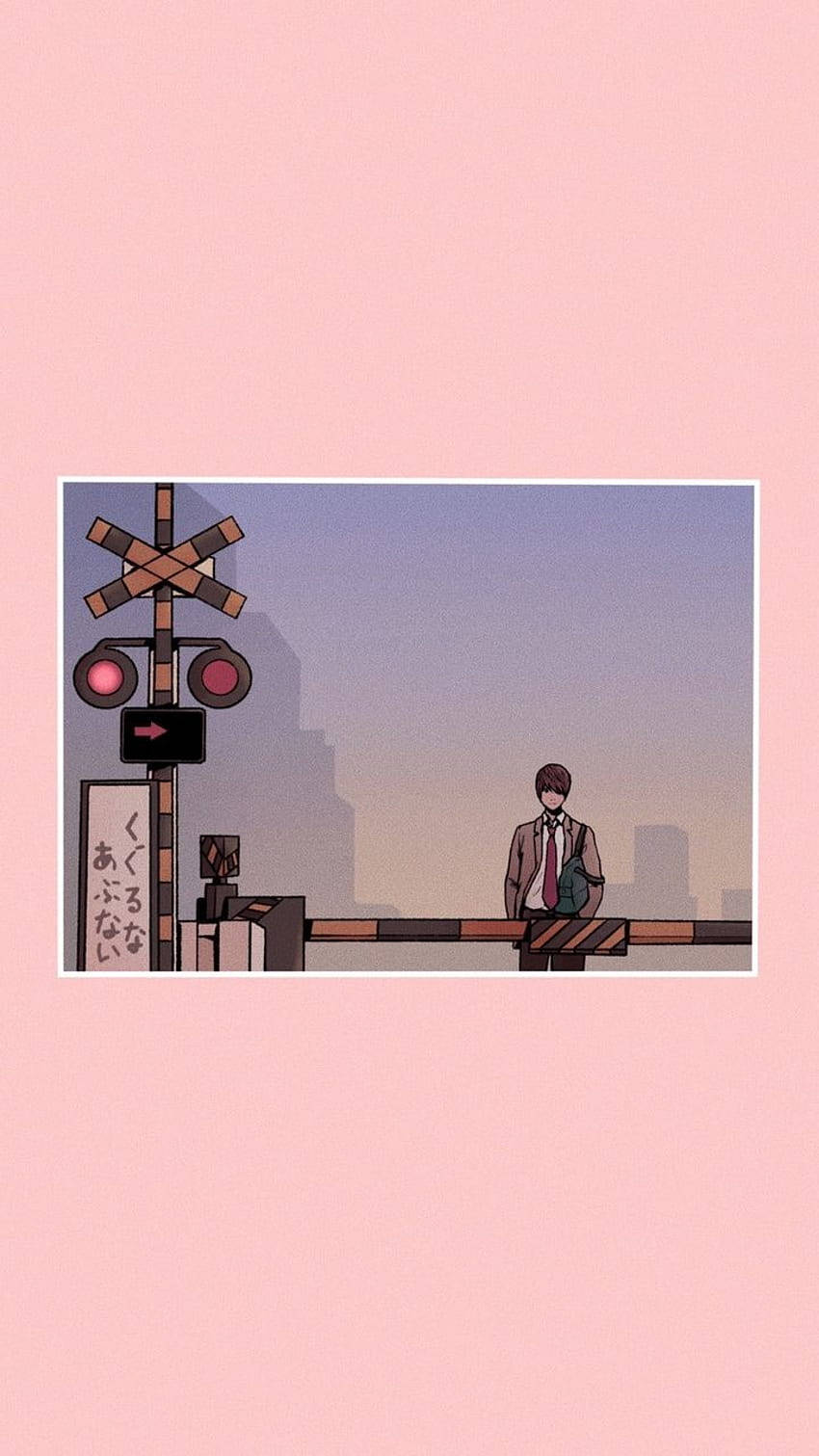 Death Note Aesthetic 桌布 壁紙 — 一個孤獨的動漫風格男人穿著西裝，站在降下的鐵路平交道欄杆上，在柔和的粉紅色天空下，遠處有城市建築。