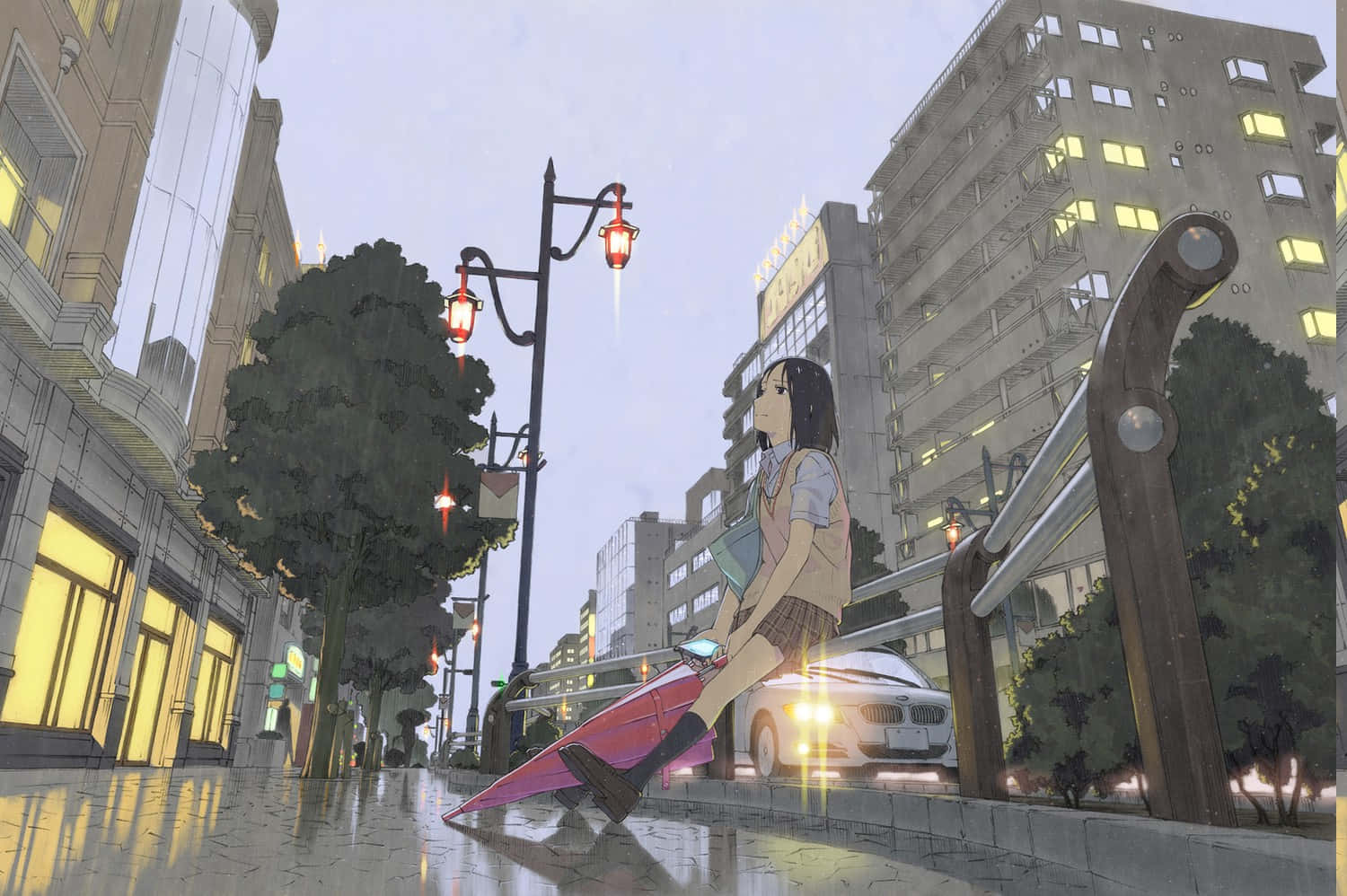 動漫女孩 桌布 壁紙 — 一個孤獨的動畫女孩坐在濕漉漉的城市人行道上，拿著一把粉紅色雨傘，街燈在暮色建築物中閃耀。