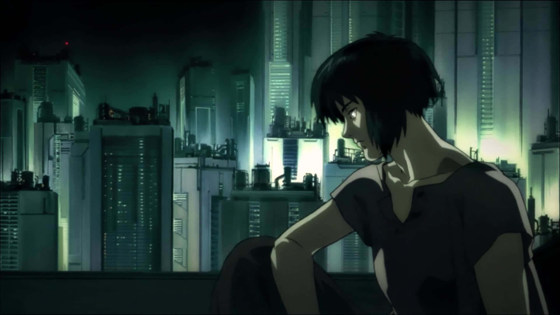 Ghost In The Shell Logicoma 桌布 壁紙 — 一個孤獨的動畫女孩夜晚坐在屋頂上，凝視著閃爍著霓虹燈光的未來城市天際線，高聳的摩天大樓林立。