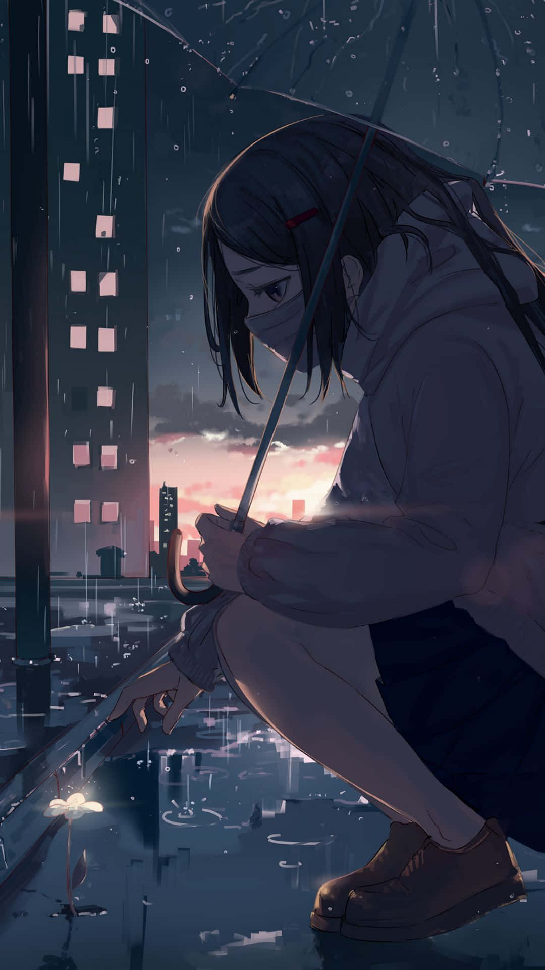Sad Vibes 桌布 壁紙 — 一個孤獨的動畫女孩蹲在雨中撐著傘，城市燈光在暮色天空下的水坑中反射。