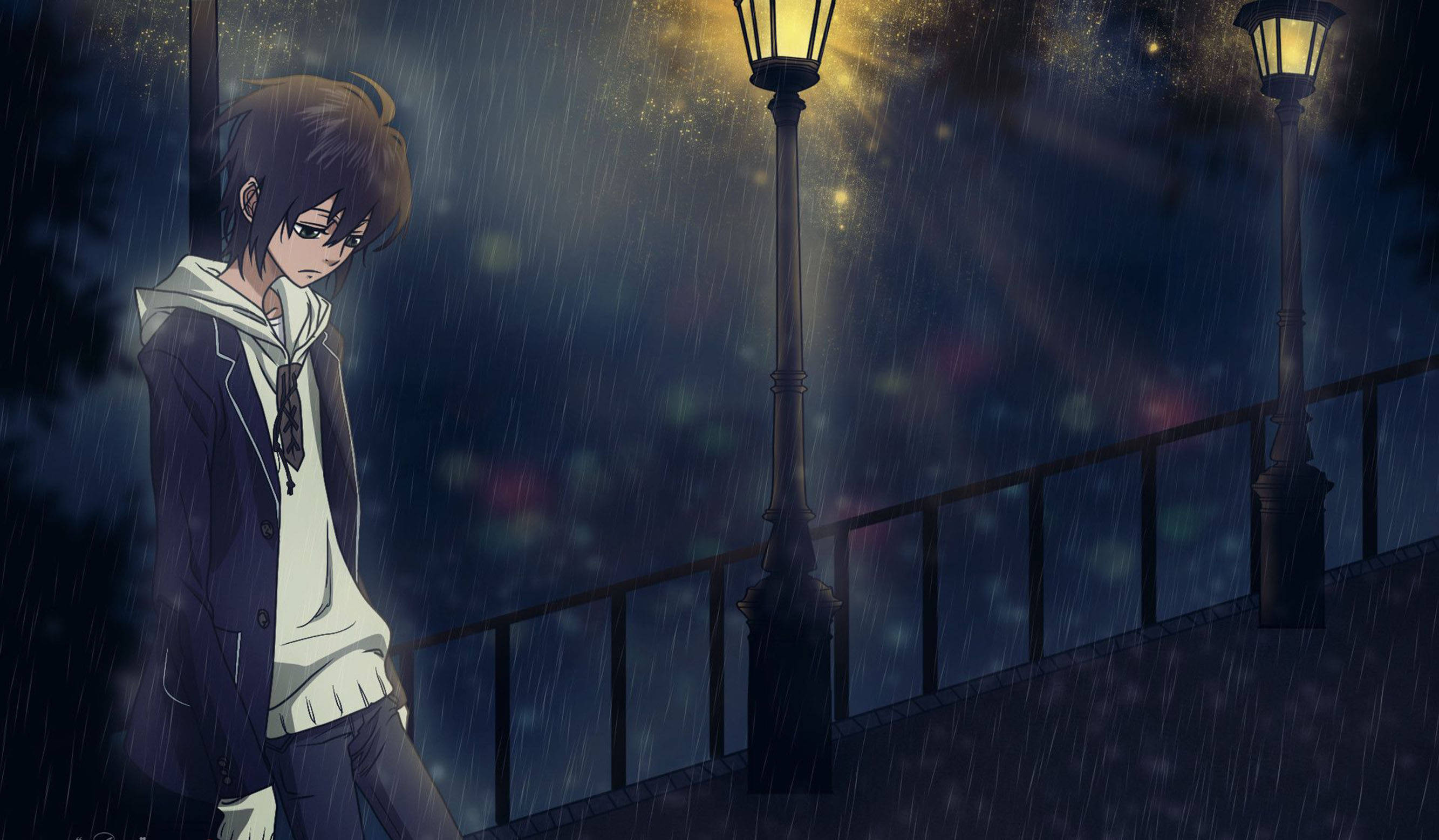 憂鬱美學 桌布 壁紙 — 一個孤獨的動畫男孩在夜晚站在橋上，被雨淋濕的路燈下，溫暖的金色光芒映照著深藍色的天空。