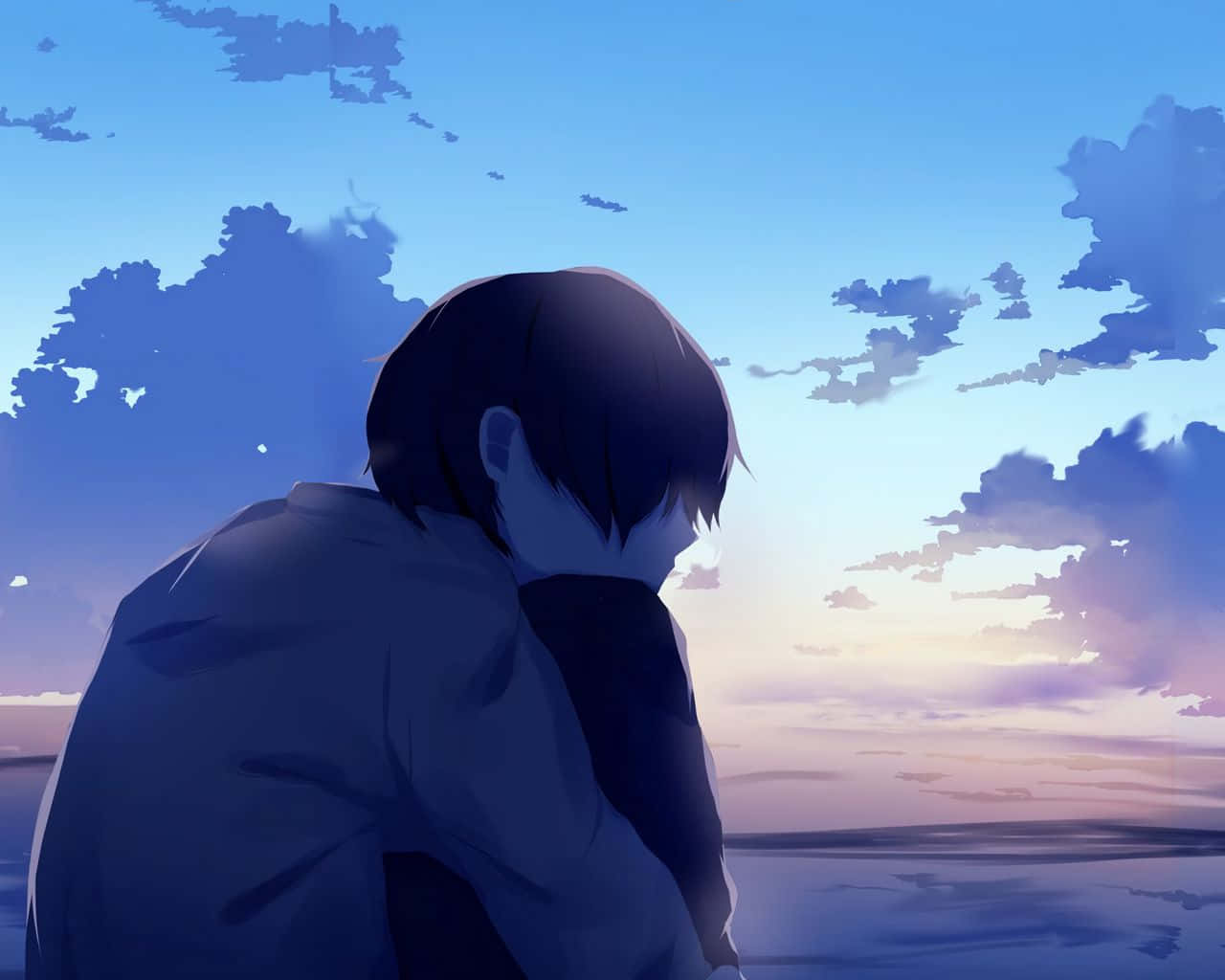 Sad Dark Anime 桌布 壁紙 — 一個孤獨的動畫男孩穿著外套，凝視著水面上寧靜的暮色天空，帶有柔和的紫色和藍色雲彩。