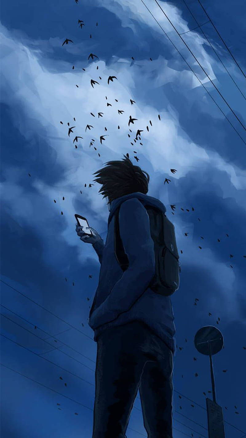 動漫男孩 桌布 壁紙 — 一個孤獨的動畫男孩穿著連帽衫，站在風暴般的藍天下，鳥兒從他的手機螢幕中四散飛出。