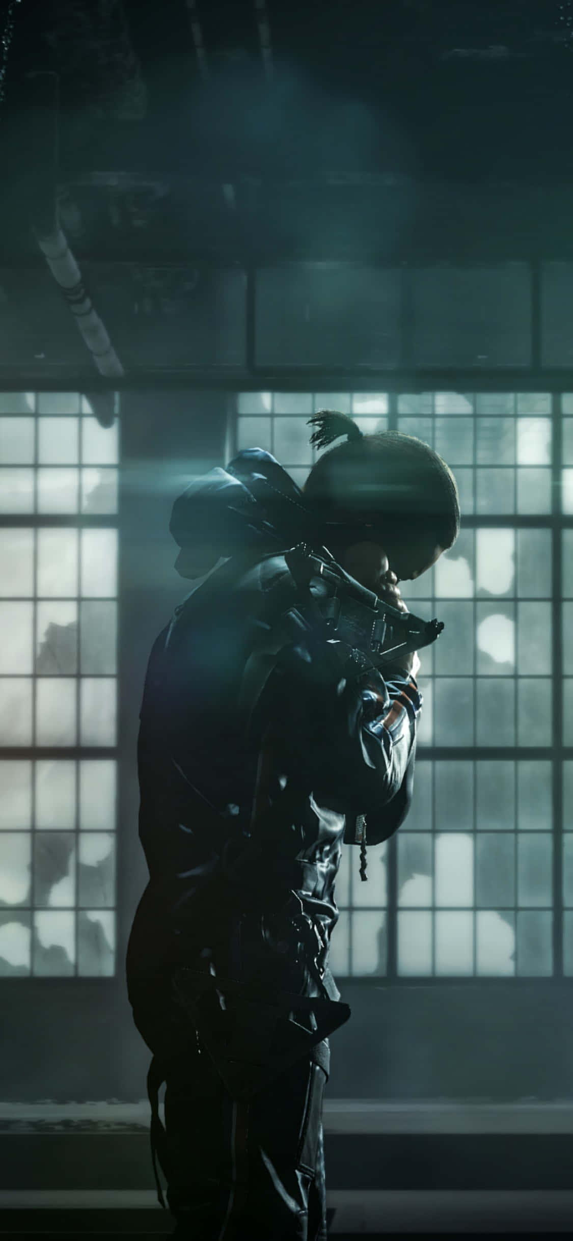 iPhone Xs Death Stranding 桌布 壁紙 — 一個孤獨的士兵穿著深色裝備，在網格窗戶的工業背景下形成剪影，煙霧在他們周圍旋轉。