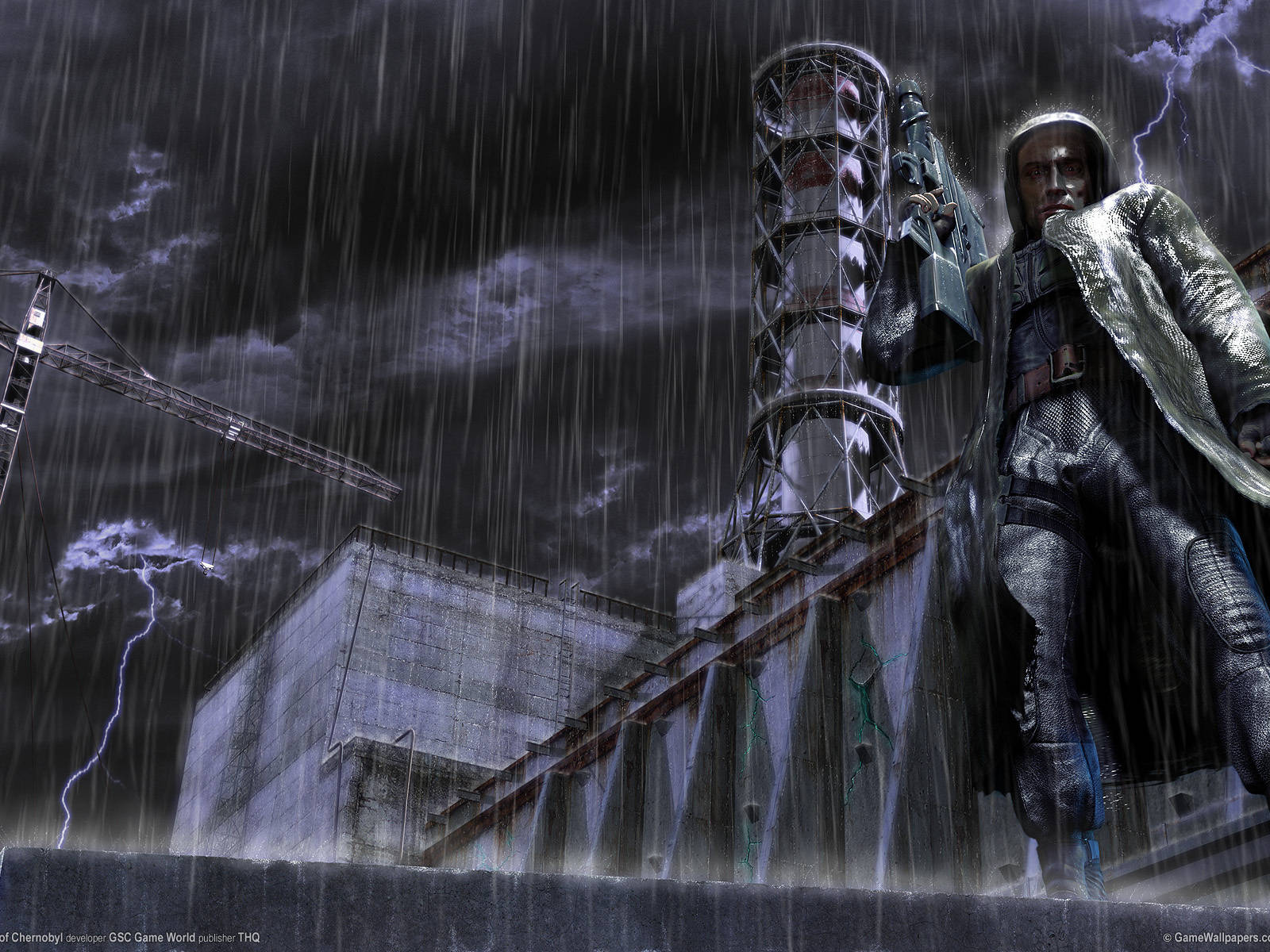Stalker 桌布 壁紙 — 一個孤獨的士兵穿著濕透的雨衣，站在一個被毀壞的工業結構上，天空風暴閃電。