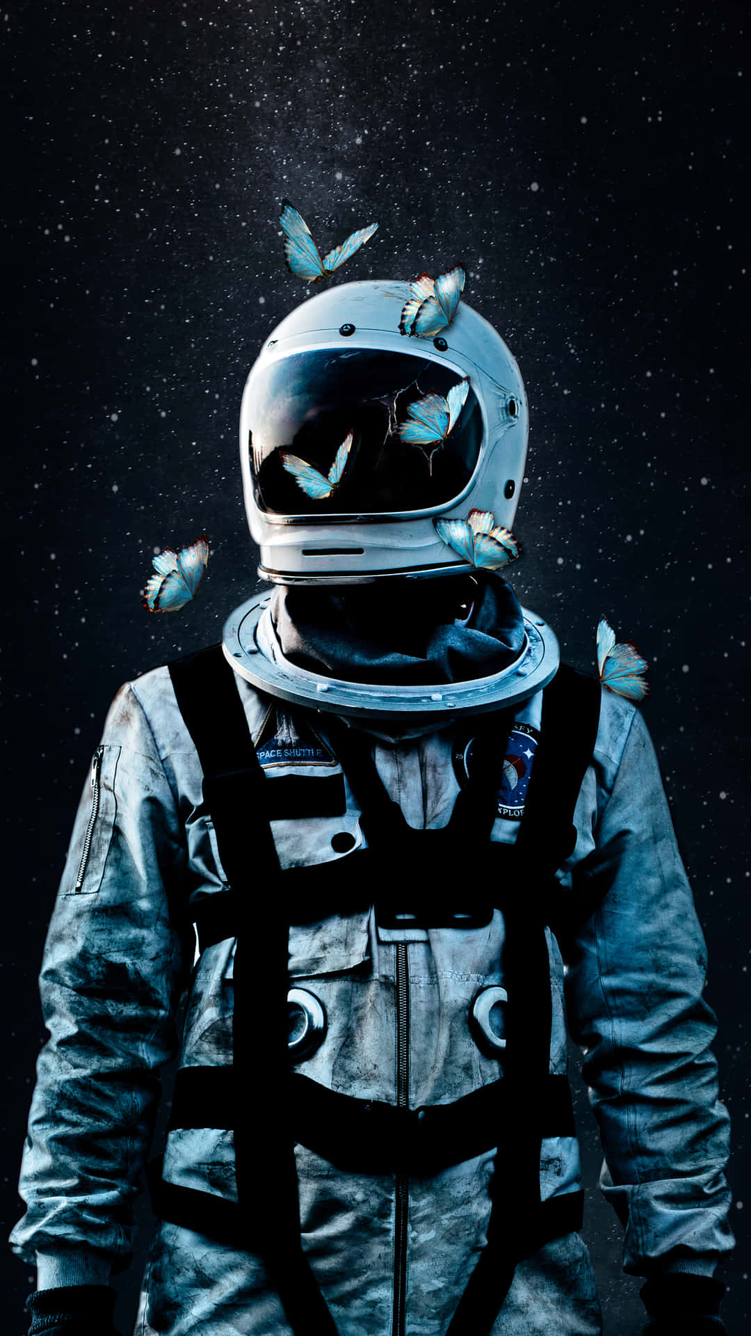 太空人 桌布 壁紙 — 一個孤獨的太空人穿著太空衣，站在繁星點點的虛空中，精緻的藍色蝴蝶在他們的頭盔周圍飛舞。