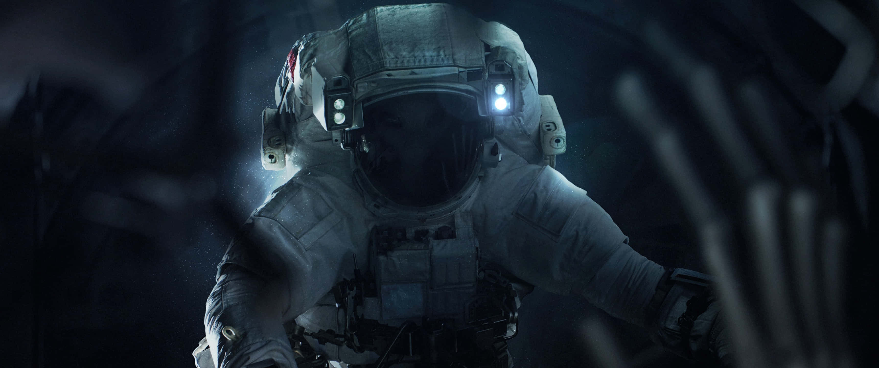 astronaut aesthetic 桌布 壁紙 — 一個孤獨的太空人穿著詳細的太空衣，站在一個黑暗、狹窄的空間中，頭盔燈光照射著漂浮的灰塵顆粒。