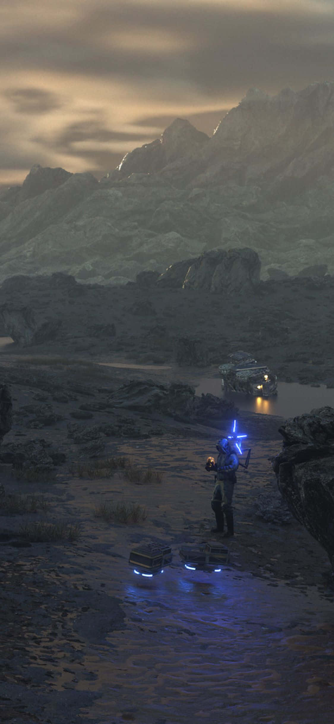 iPhone Xs Death Stranding 桌布 壁紙 — 一個孤獨的太空人站在荒涼的外星峽谷中，手持發光的藍色武器，而一架未來風格的車輛在陰雲密布的黃昏天空下靠近。