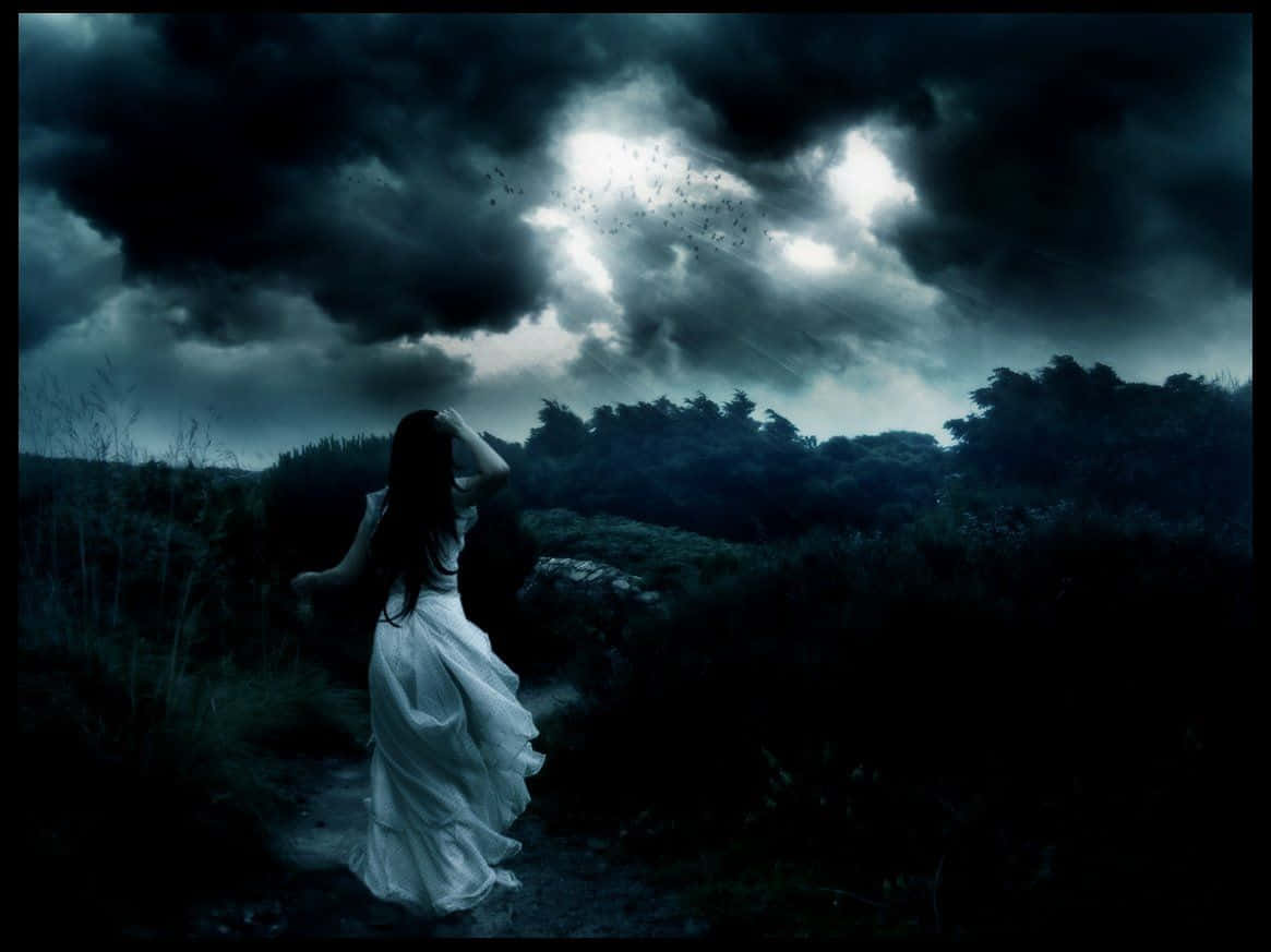Mysterious 桌布 壁紙 — 一個孤獨的女人穿著飄逸的白色連衣裙，站在暴風雨天空下的小路上，鳥兒從破碎的雲層中四散。