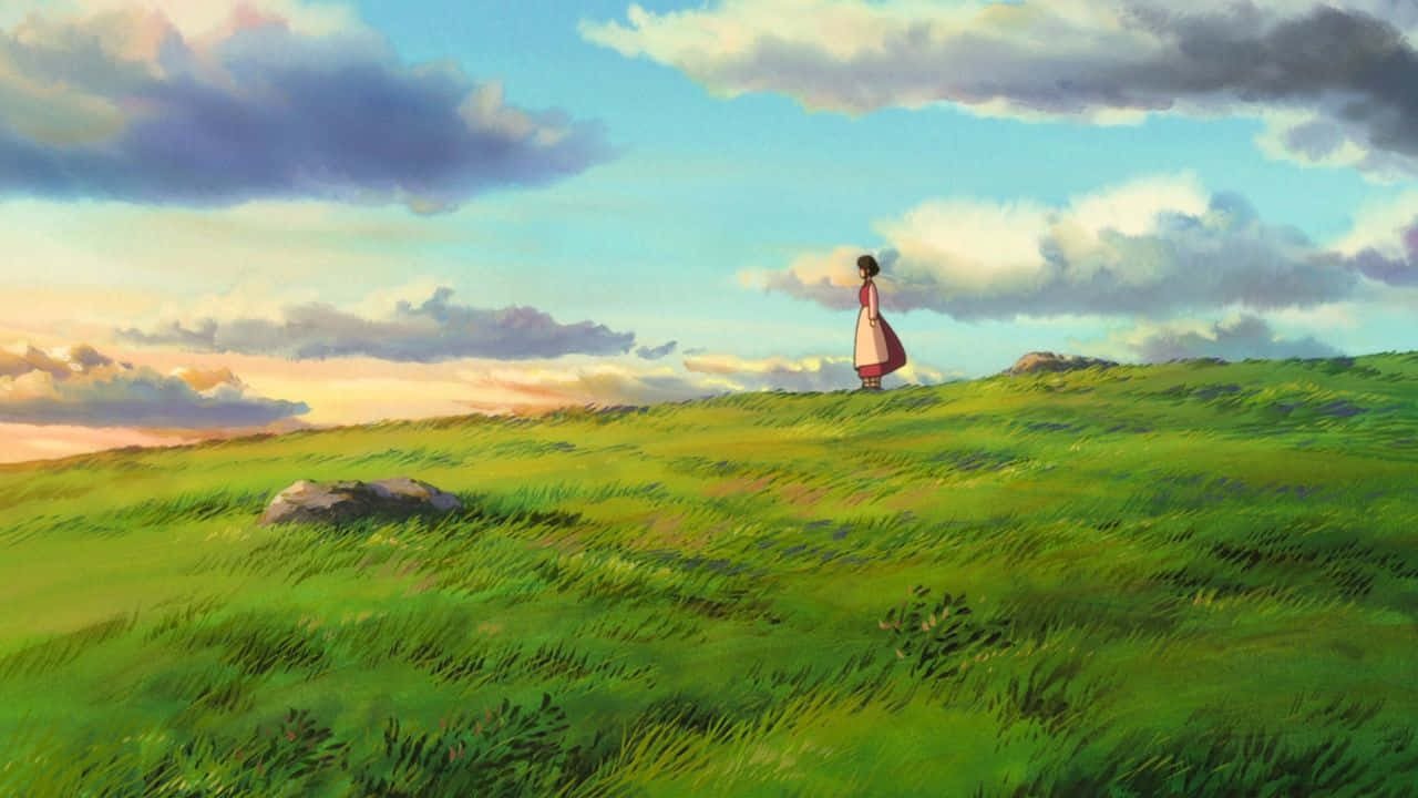 Tales From Earthsea 桌布 壁紙 — 一個孤獨的女孩穿著紅色連衣裙，站在廣闊的綠色山頂上，背景是日落時分戲劇性的天空。