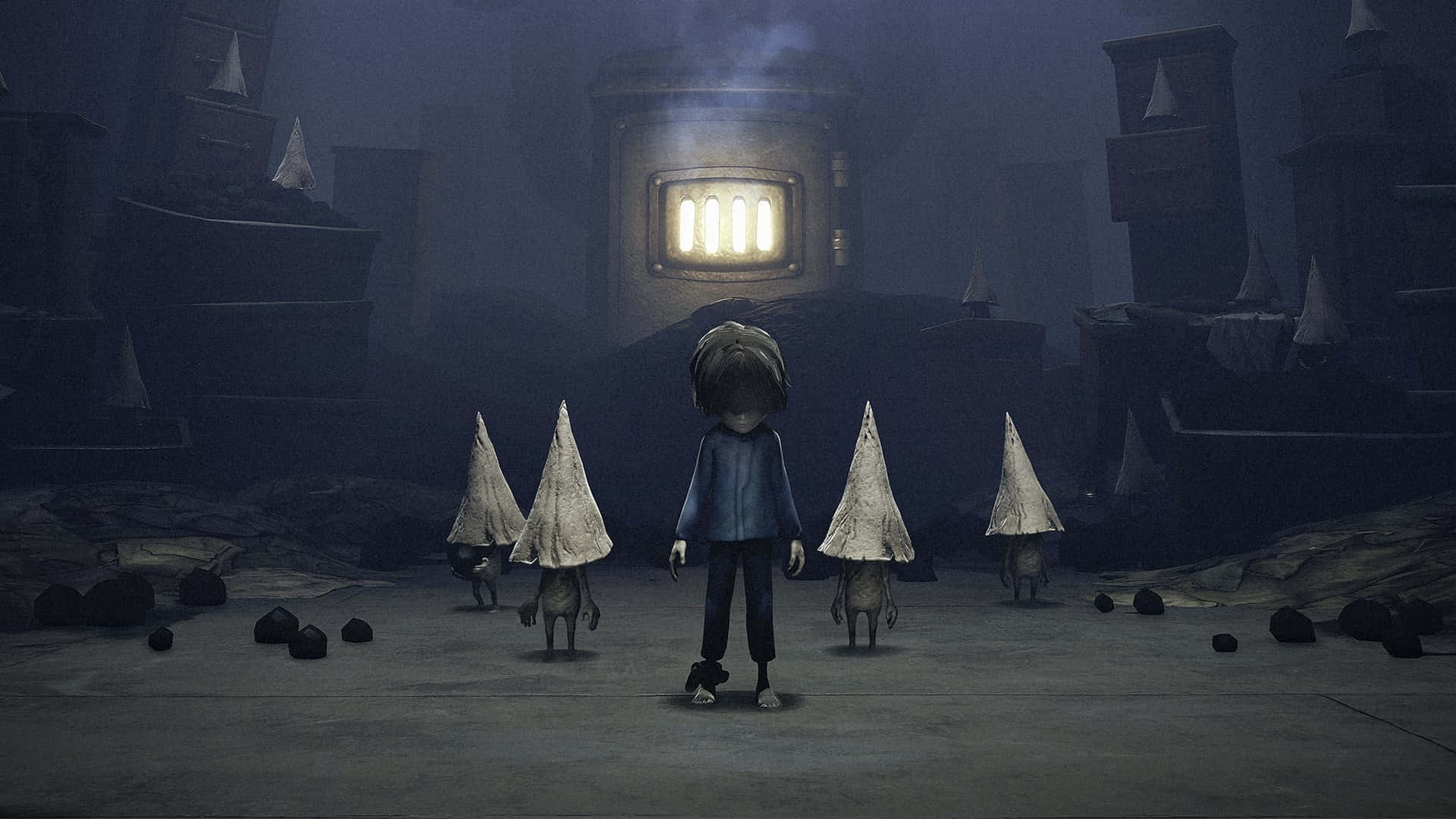Little Nightmares 桌布 壁紙 — 一個孤獨的孩子穿著藍色外套，在霧氣瀰漫、光線昏暗的廢墟中，面對四個錐頭生物，背景中有一扇發光的窗戶。
