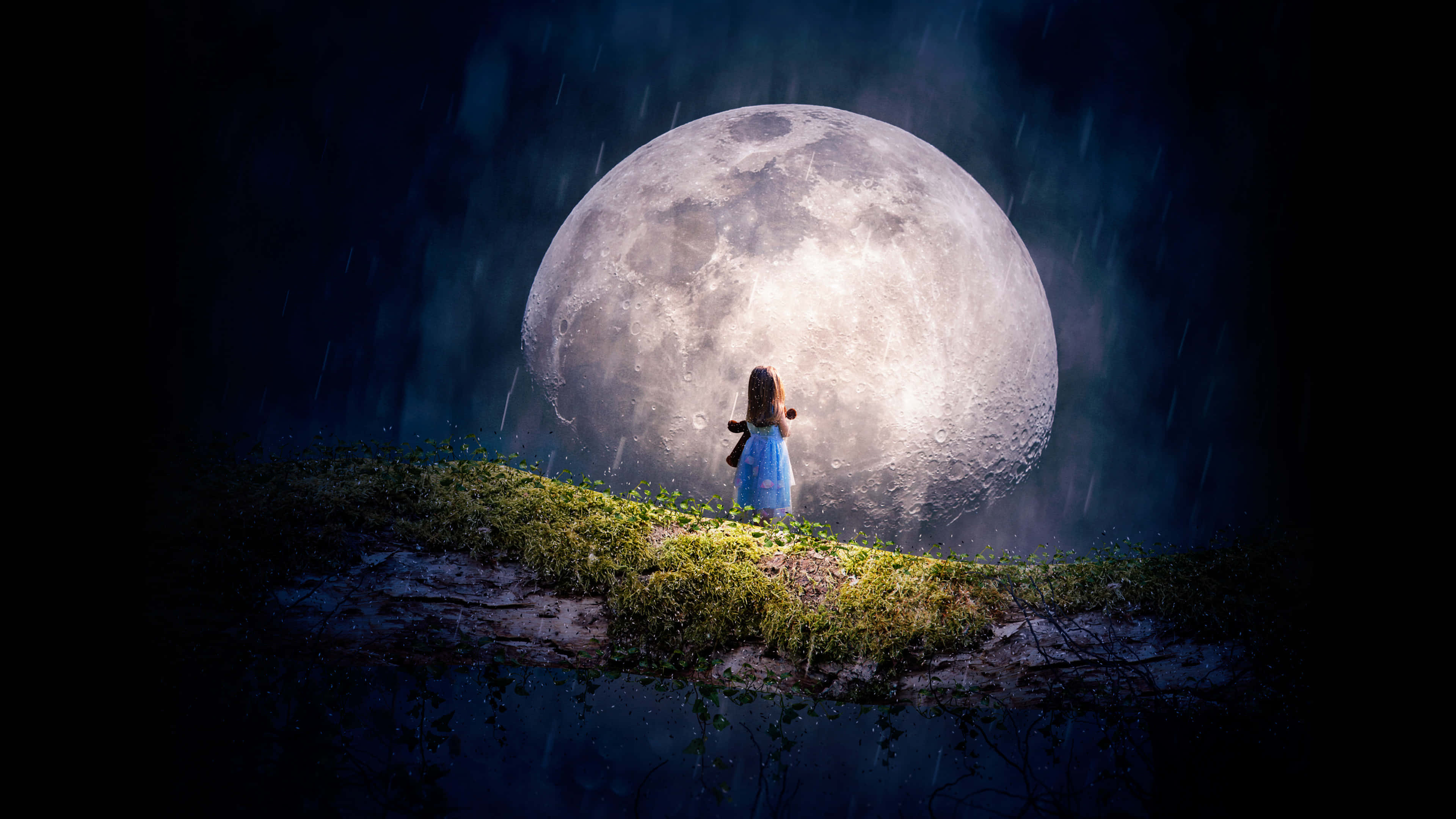 full moon 桌布 壁紙 — 一個孤獨的孩子穿著藍色連衣裙，夜晚站在長滿苔蘚的懸崖上，仰望巨大的發光月亮，雨水在他們周圍落下。