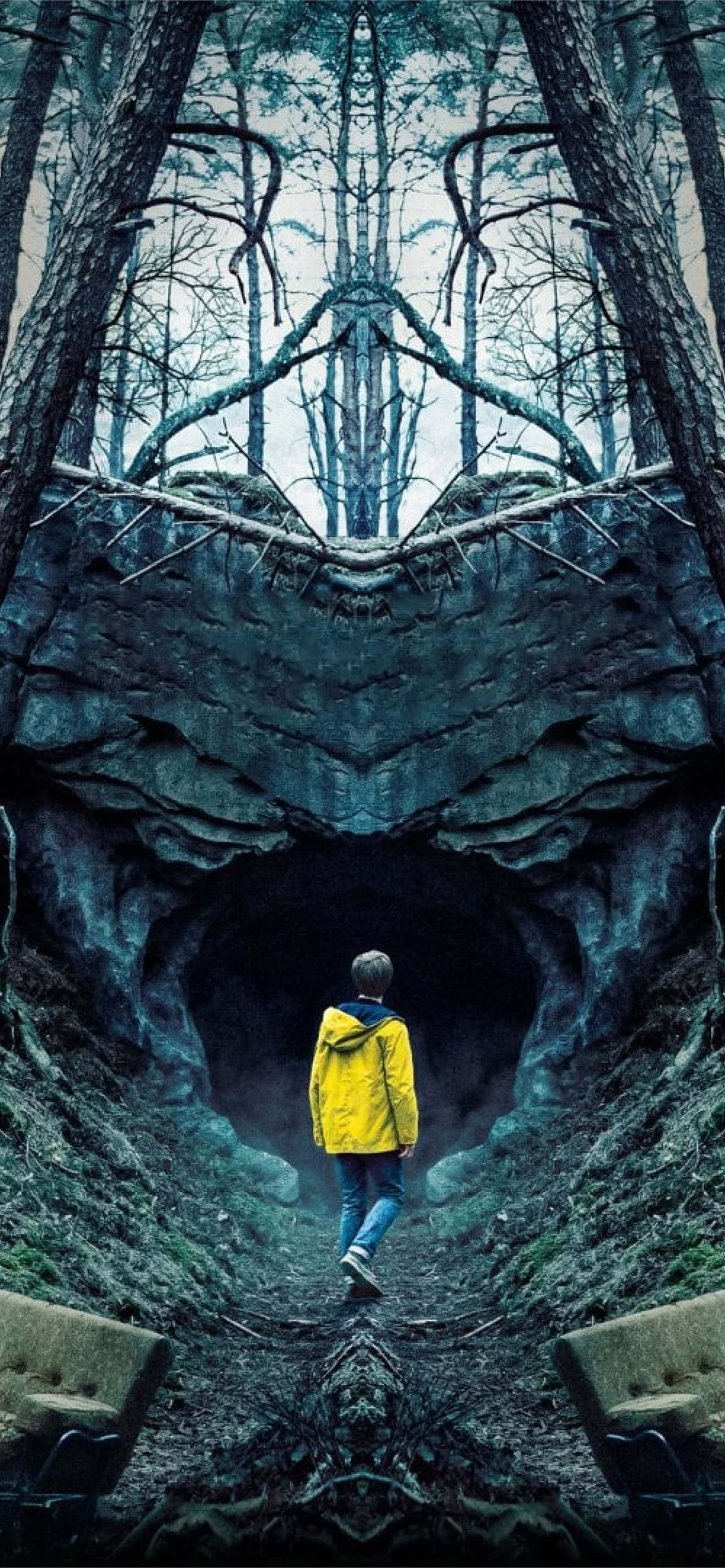 Dark Netflix 桌布 壁紙 — 一個孤獨的孩子穿著鮮黃色外套，走進一個由高聳樹木和鏡像對稱構成的黑暗洞穴入口。