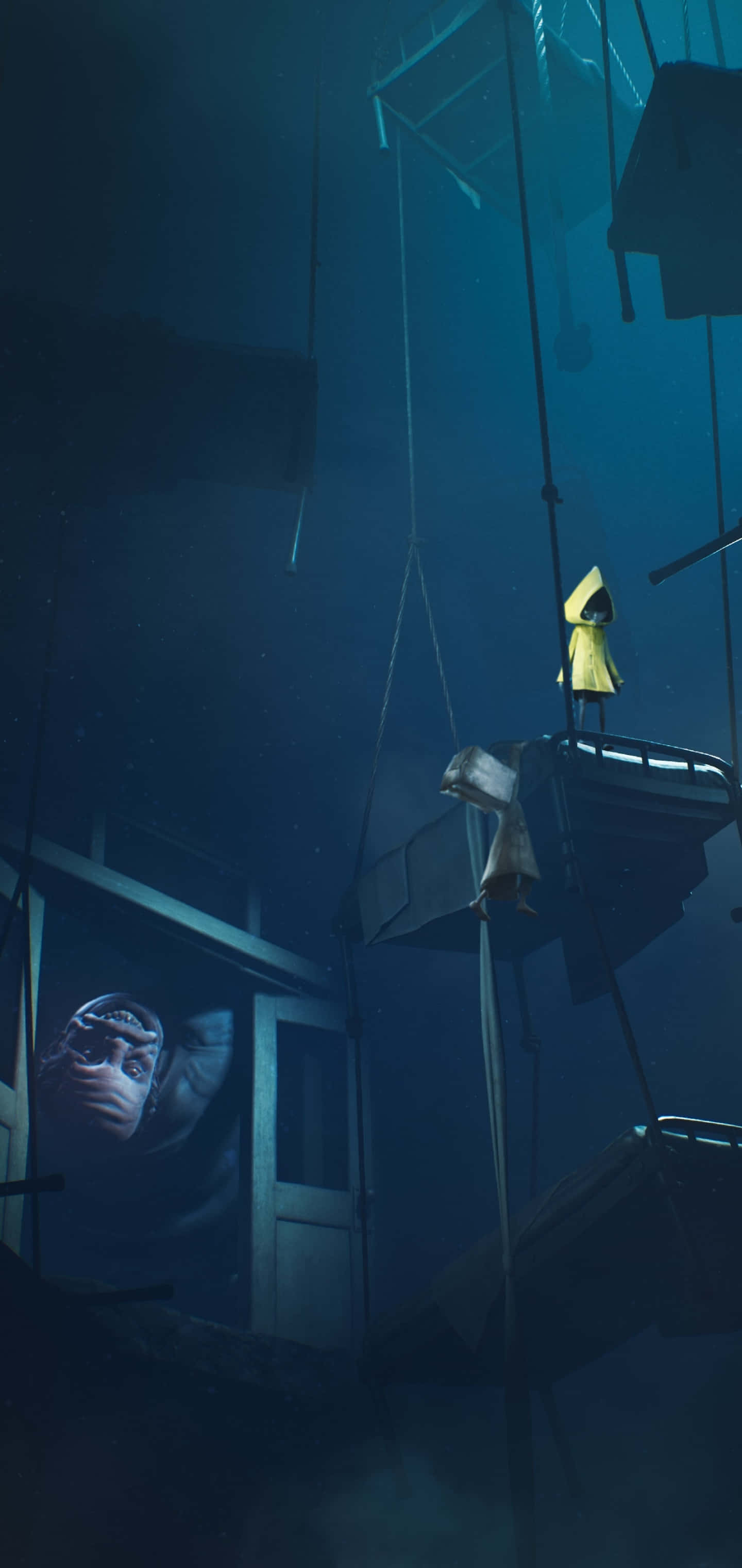 Little Nightmares 4K 桌布 壁紙 — 一個孤獨的孩子穿著黃色雨衣，站在黑暗水下工業廢墟的金屬平台上，附近有一個戴面具的身影若隱若現。