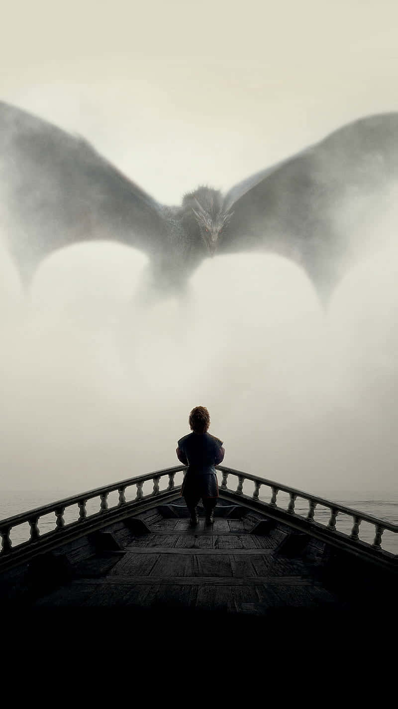 Game Of Thrones iPhone 桌布 壁紙 — 一個孤獨的孩子站在船頭，面對著從上方迷霧雲層中出現的巨大龍。