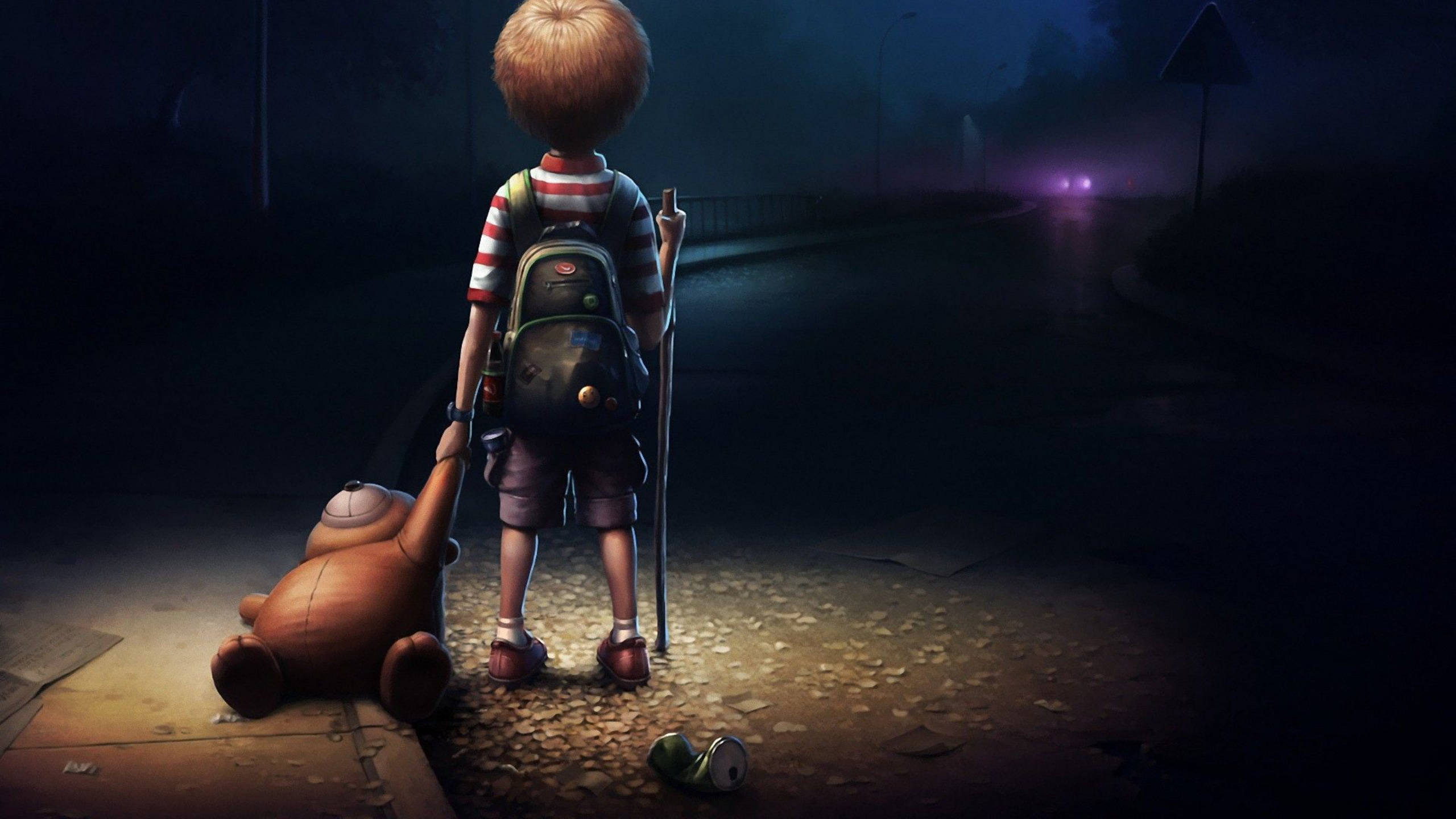 Alone 桌布 壁紙 — 一個孤獨的孩子背著背包、拿著手杖，站在霧氣瀰漫的夜街上，旁邊有一隻倒下的泰迪熊，被遠處的車燈照亮。