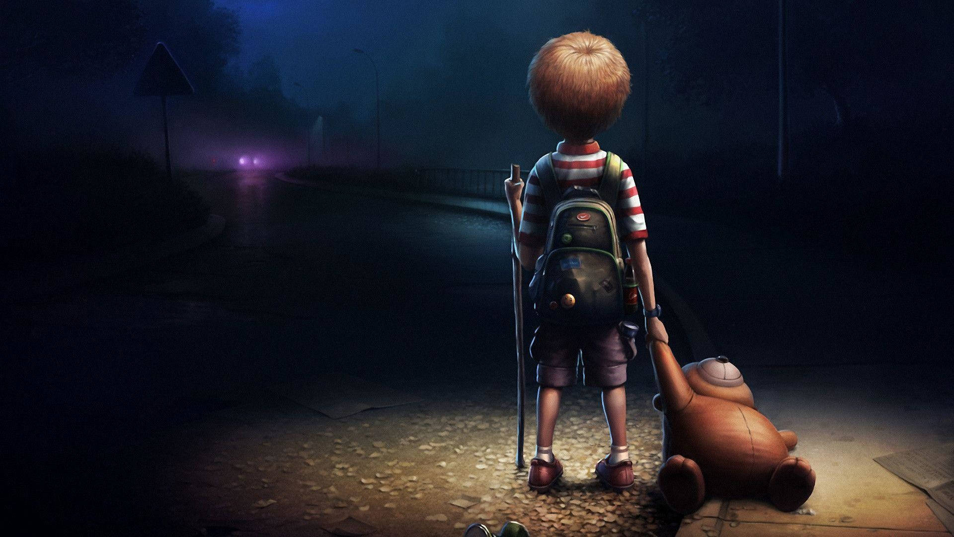 Lonely 桌布 壁紙 — 一個孤獨的孩子背著背包、拿著手杖，在夜晚的霧氣路邊抱著一隻泰迪熊，遠處的車燈在前方閃爍。