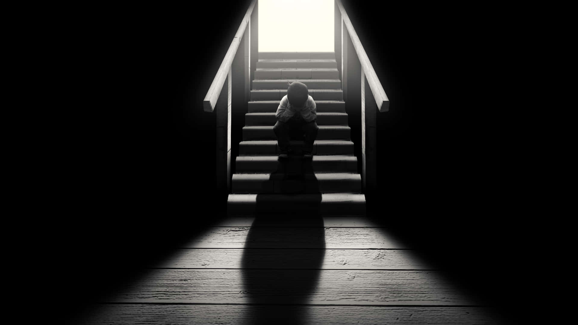 Depressed 桌布 壁紙 — 一個孤獨的孩子蜷縮在黑暗樓梯的底部，樓梯頂端有一盞明亮的燈光照亮。