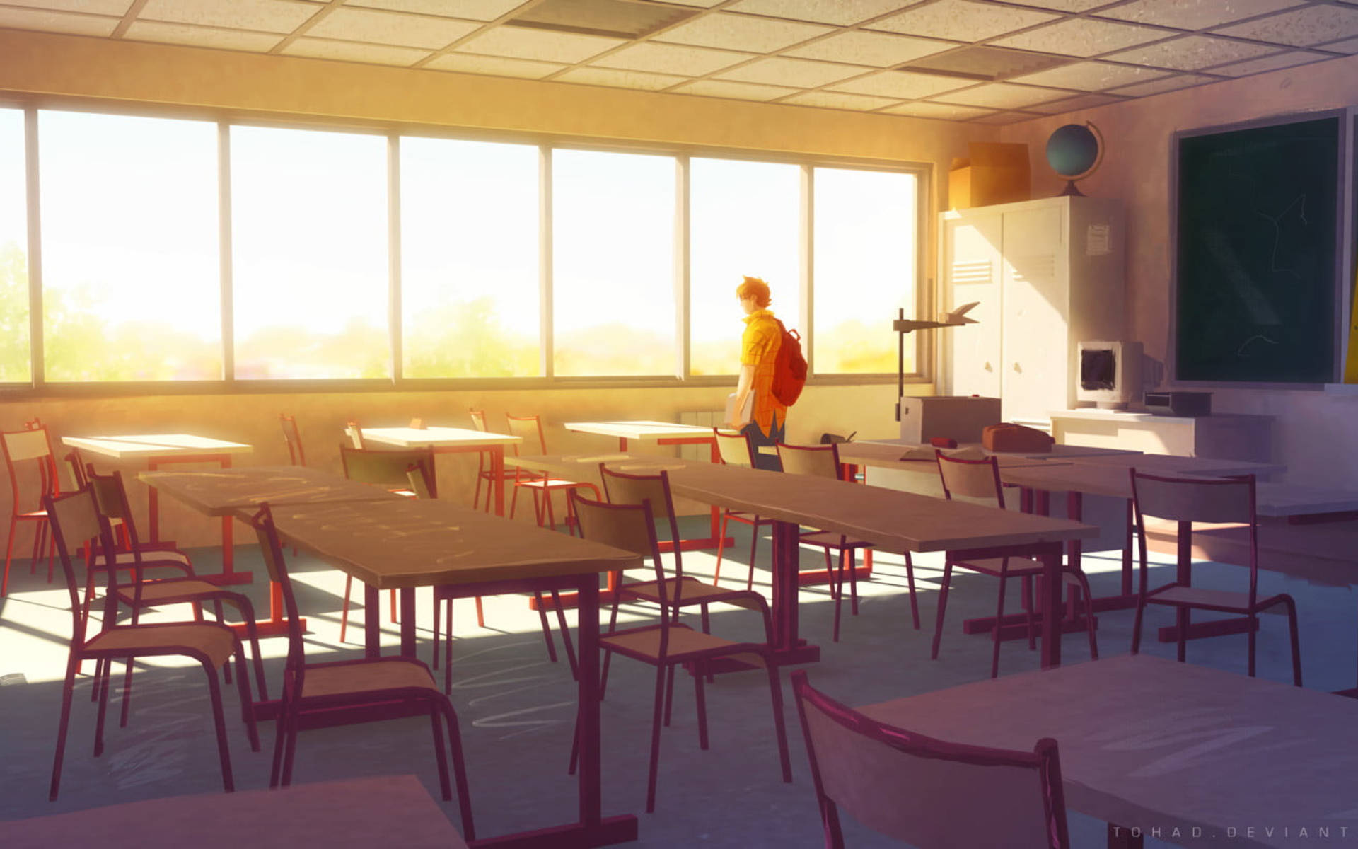 Alone 桌布 壁紙 — 一個孤獨的學生穿著黃色連帽衫，站在空教室的陽光窗邊，教室裡有紅色椅子和木製書桌。