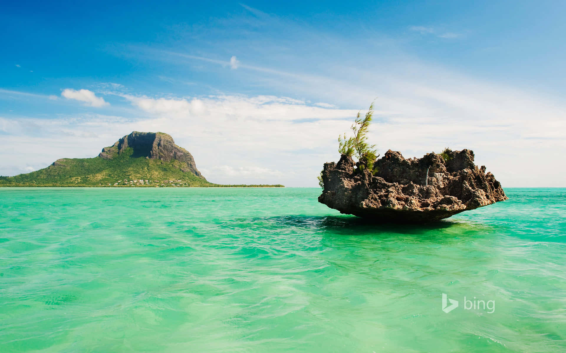 熱帶島嶼，碧綠的海水，前景有岩石露頭。 — 必應 壁紙