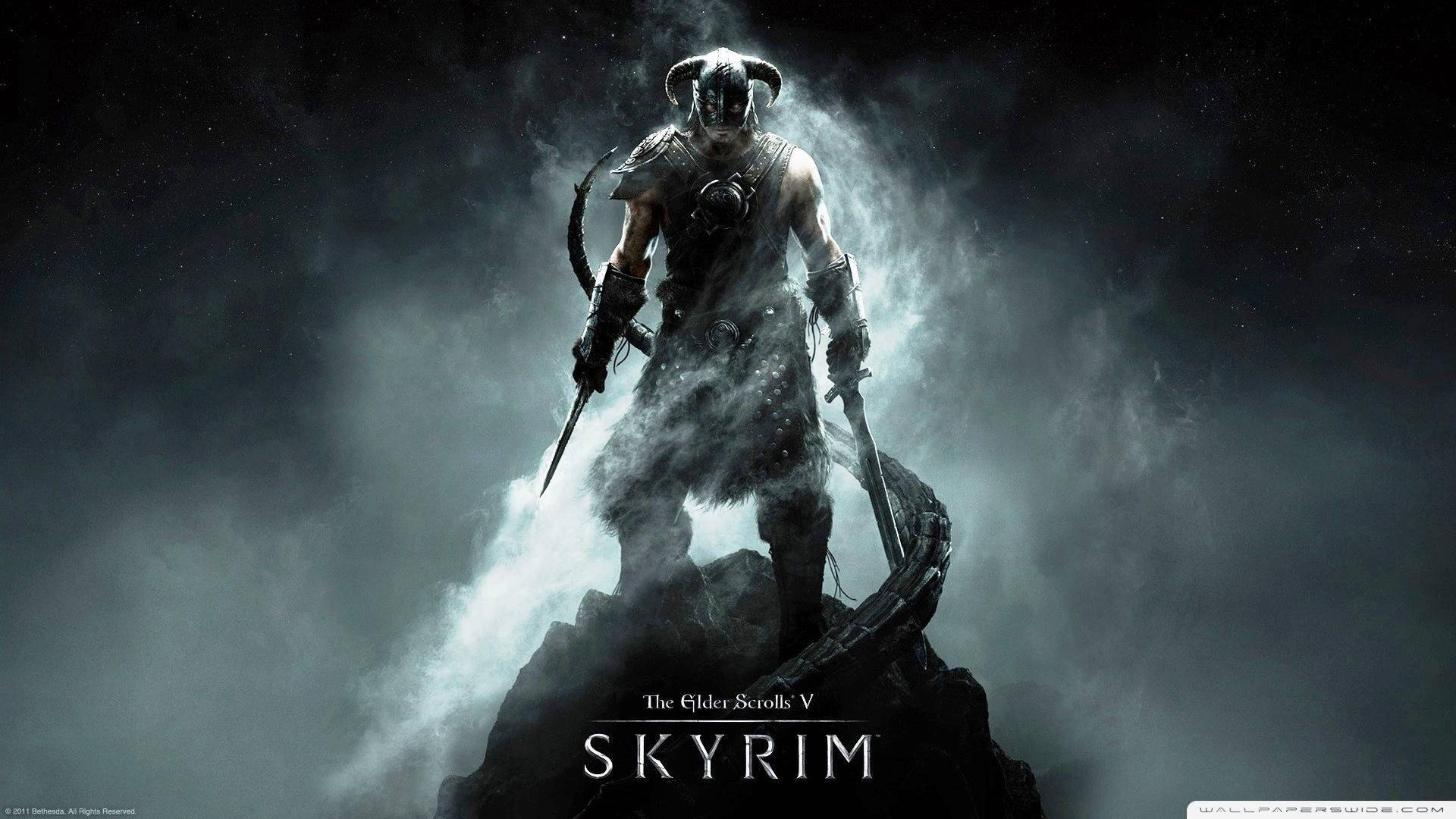 Cool Gaming 桌布 壁紙 — 一個孤獨的帶角戰士身穿盔甲，站在岩石山峰上，在黑暗迷霧的背景中揮舞劍和弓。