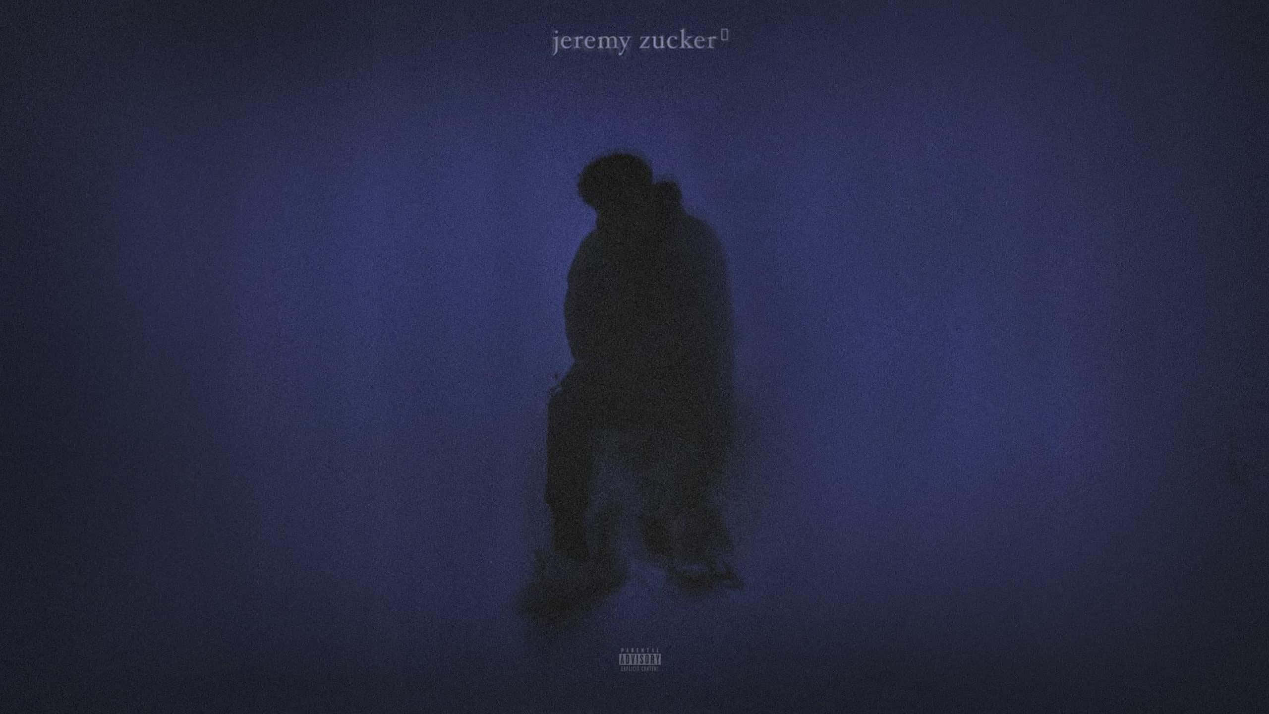 Album Cover 桌布 壁紙 — 一個孤獨的影子人物蜷縮在昏暗的藍色薄霧中，喚起孤獨和內省。
