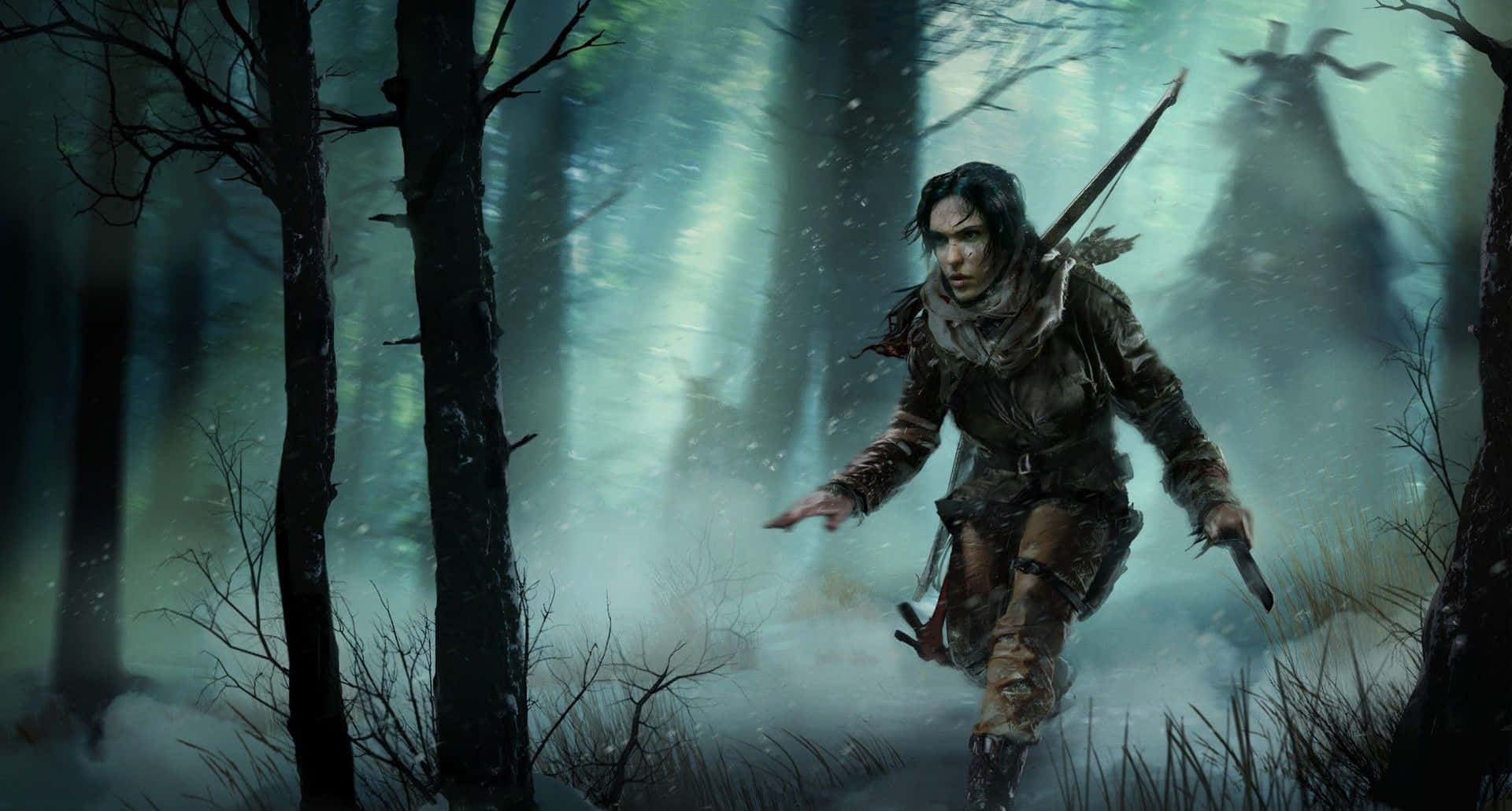 Lara Croft 桌布 壁紙 — 一個孤獨的戰士手持弓箭和匕首，在霧氣瀰漫的雪林中奔跑，身後有一個陰影般的身影隱約出現。