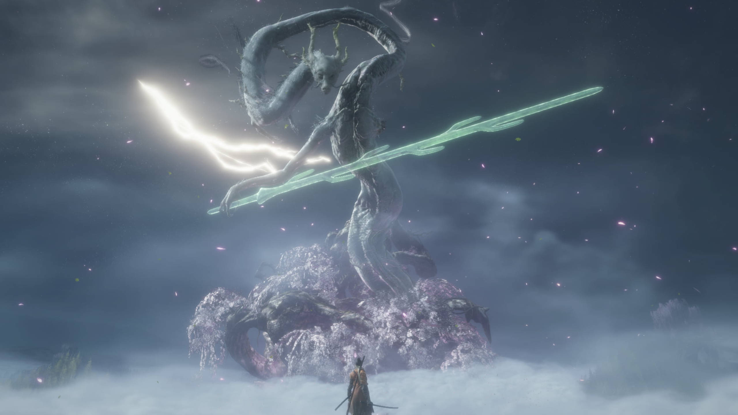 Sekiro 桌布 壁紙 — 一個孤獨的戰士站在一條巨大的蛇形龍面前，龍在暴風雲和漂浮的碎片中揮舞著一把發光的綠色劍。
