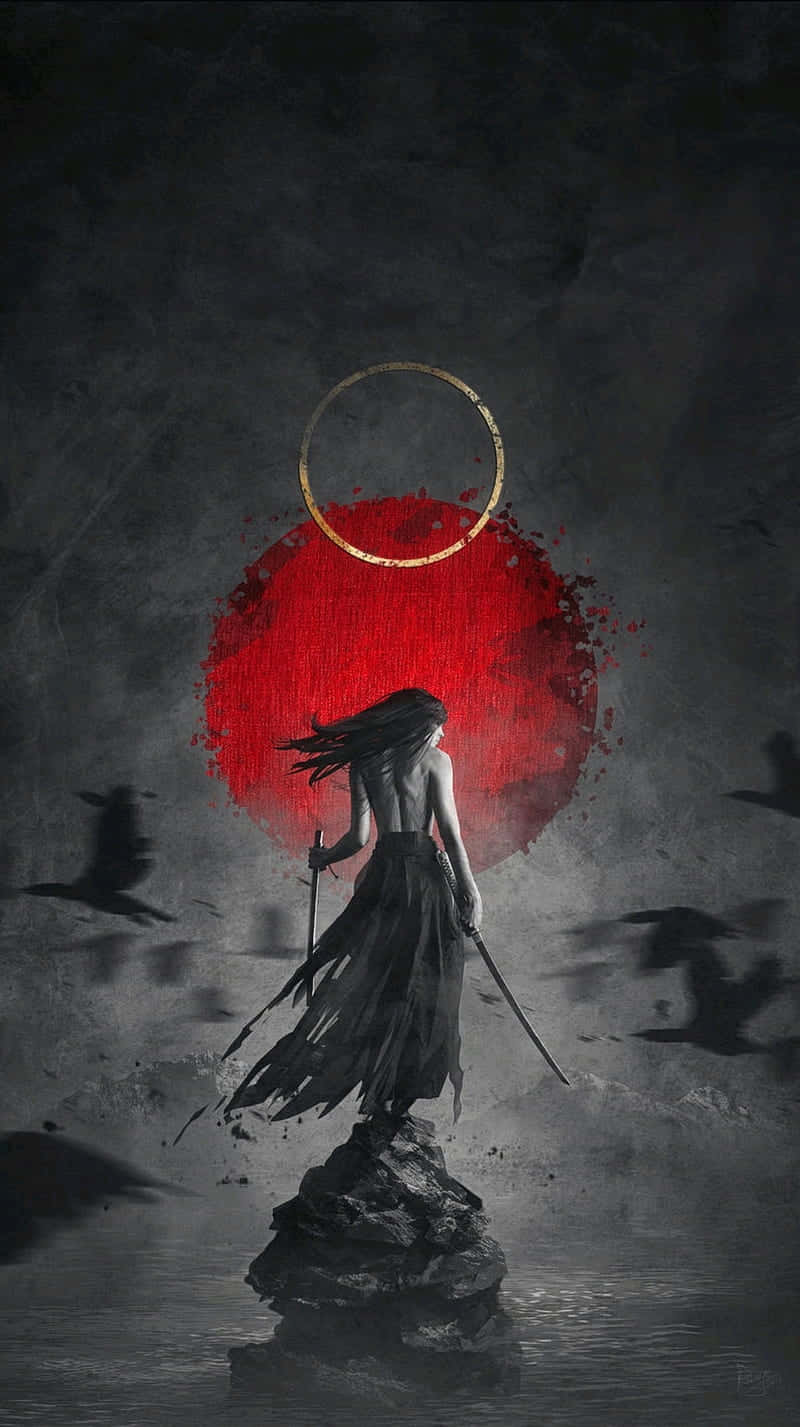 Female Samurai 桌布 壁紙 — 一個孤獨的戰士站在岩石上，手持兩把劍，在血紅色的太陽和金色光環下，背景是暴風雨的灰色天空。