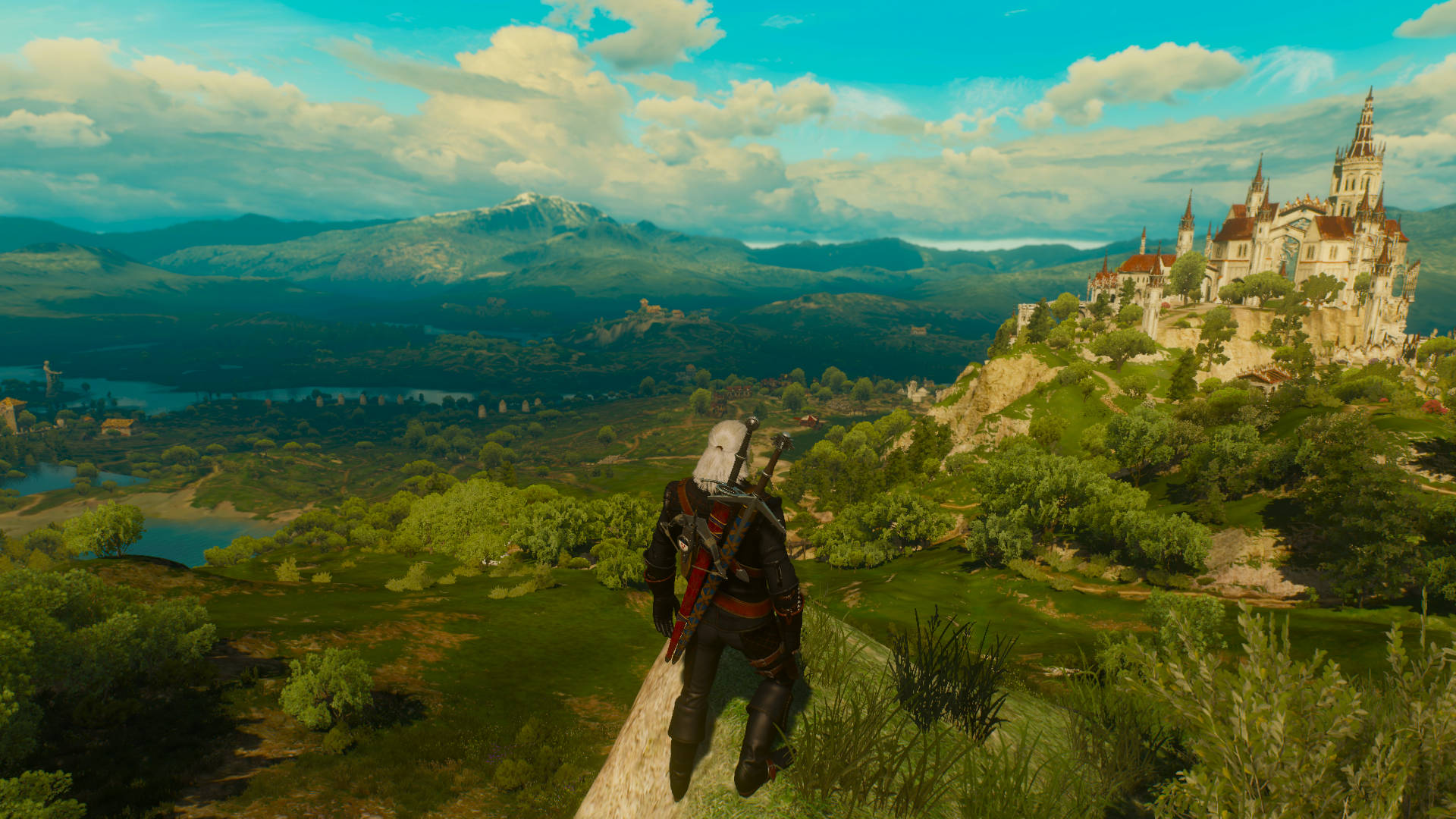 witcher 4K 桌布 壁紙 — 一個孤獨的戰士站在懸崖上，俯瞰著一個廣闊的山谷，山谷中有一座宏偉的城堡坐落在山丘上，頭頂是明亮的藍天。