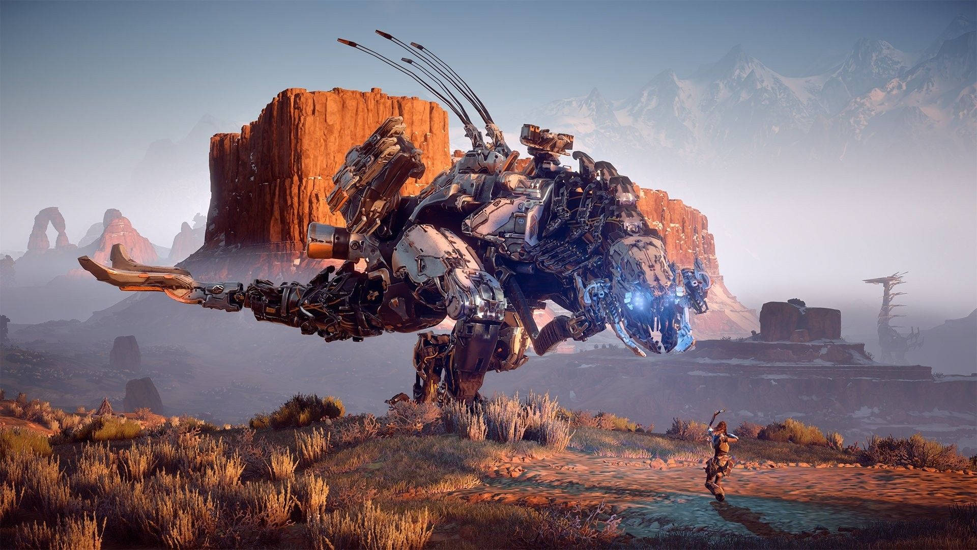Horizon 桌布 壁紙 — 一個孤獨的戰士站在沙漠峽谷中，面對一隻巨大的機械野獸，遠處是積雪的山峰。