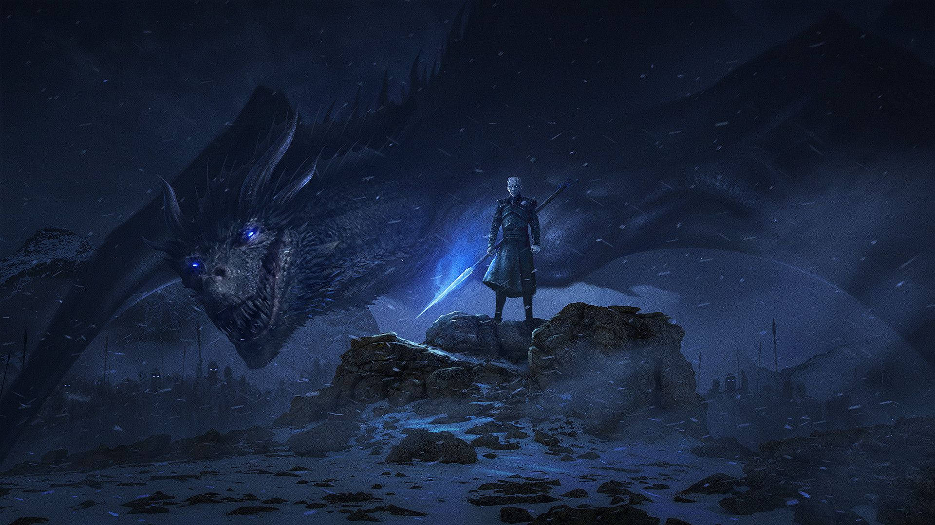 game 桌布 壁紙 — 一個孤獨的戰士站在白雪覆蓋的懸崖上，揮舞著發光的劍，而一條巨大的龍在暴風雨的夜空中若隱若現。
