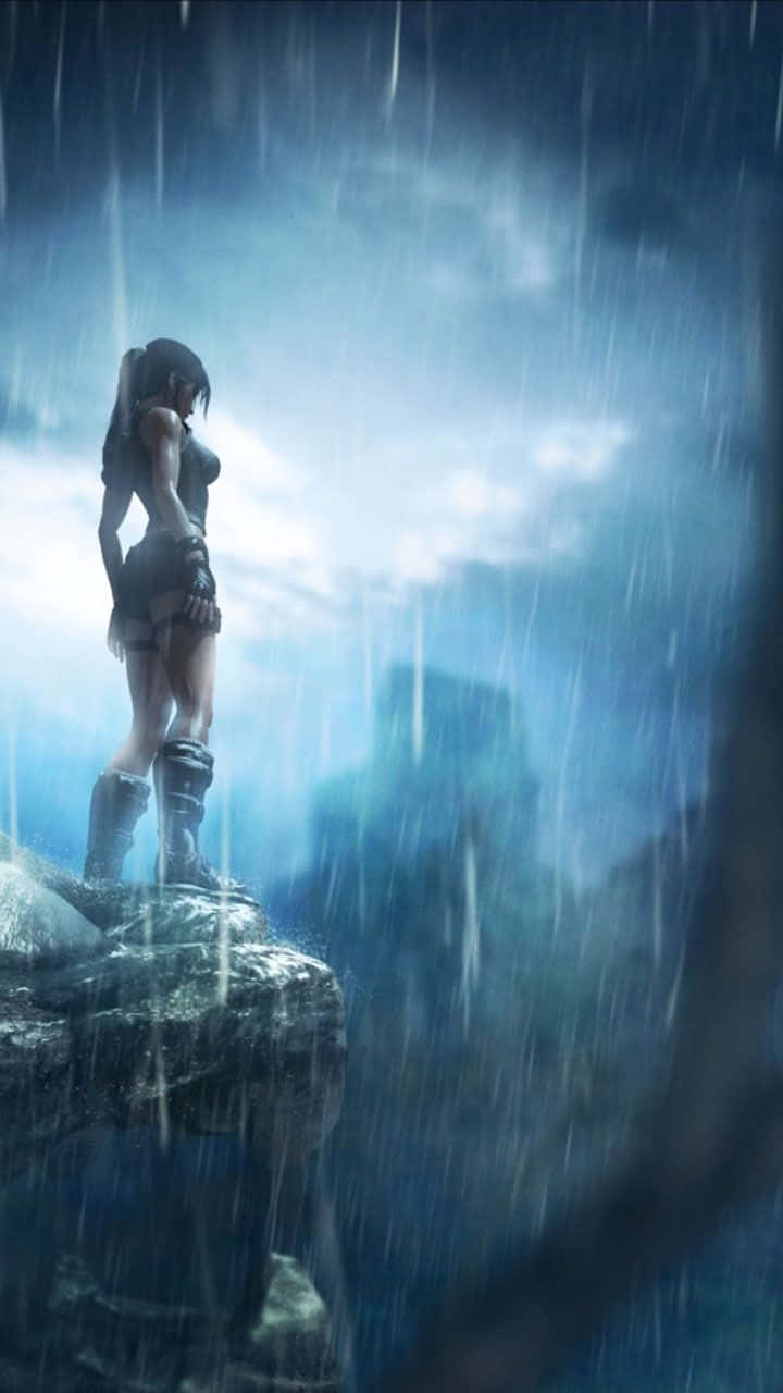 iPhone Xs Rise Of The Tomb Raider 桌布 壁紙 — 一個孤獨的戰士站在被雨水打濕的懸崖上，背景是暴風雨的天空，帶有戲劇性的背光。