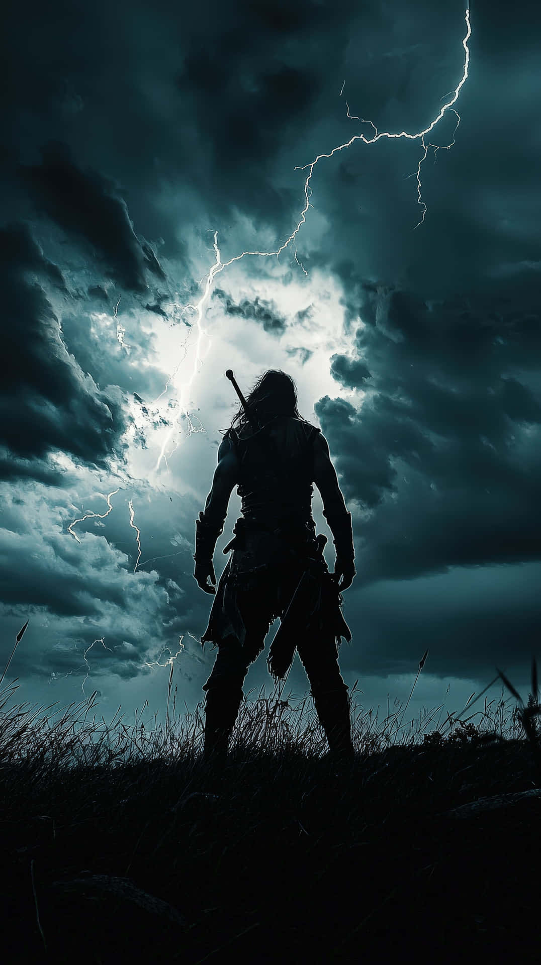 Fearless warrior standing against a stormy sky with lightning strikes 壁紙 — 一個孤獨的戰士站在長滿草的山丘上，形成剪影，多道閃電在暴風雨的藍綠色和灰色天空中劈啪作響。