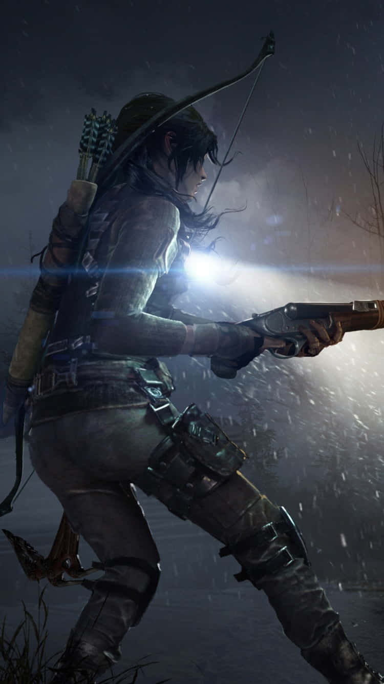 iPhone Xs Rise Of The Tomb Raider 桌布 壁紙 — 一個孤獨的戰士身穿暗色裝備，在風雪交加的夜空下揮舞著發光的武器和弓。