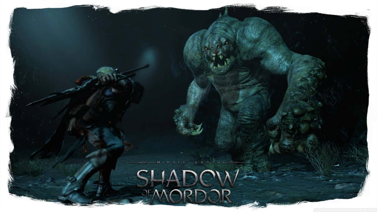 720p Shadow Of Mordor 桌布 壁紙 — 一個孤獨的戰士身穿黑色盔甲，在陰暗迷霧的森林空地中面對一個高聳的怪物獸人。