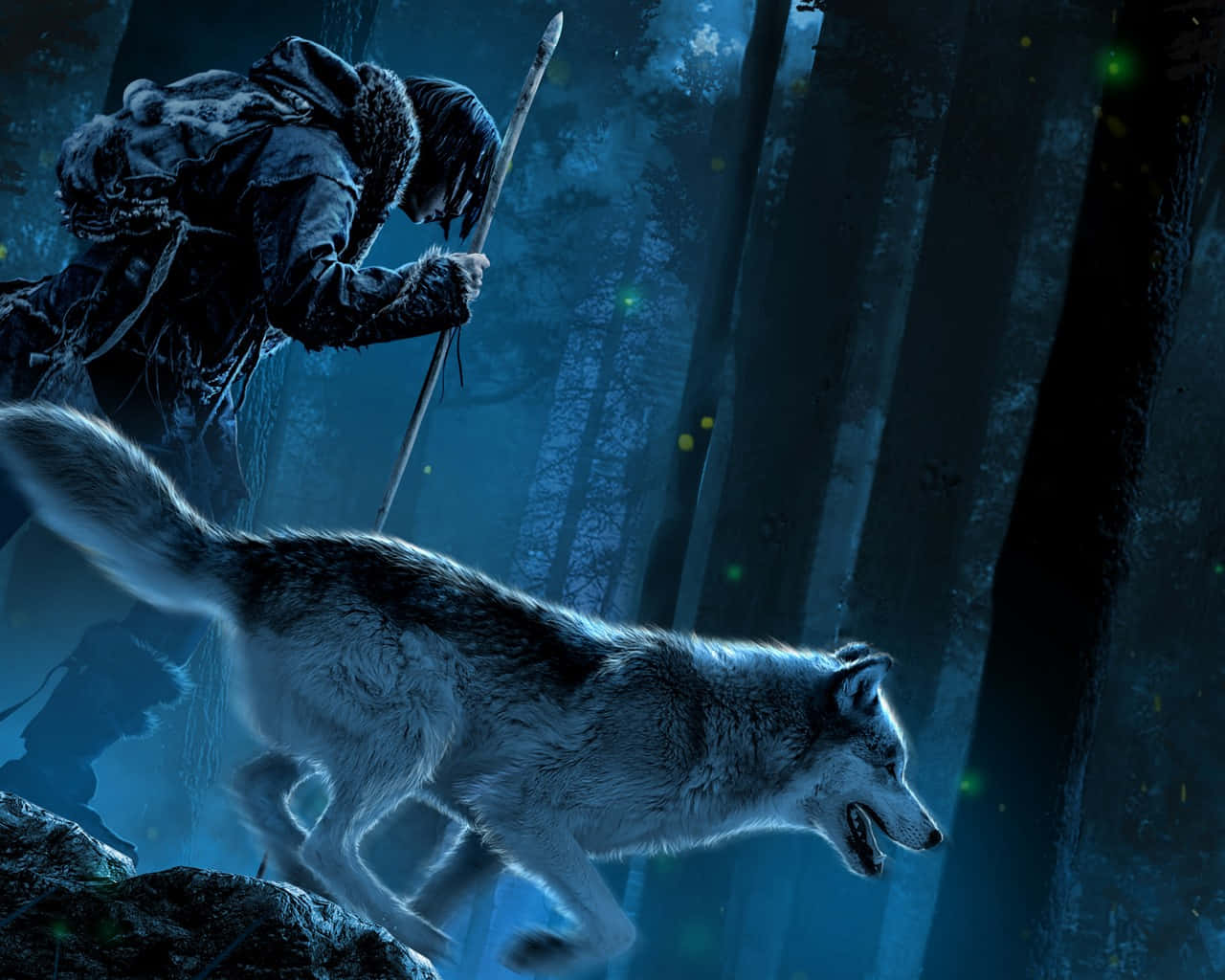 Alpha Wolf 桌布 壁紙 — 一個孤獨的戴兜帽人物拿著手杖，走過迷霧藍色的森林，一匹狼在發光的燈光下在他們旁邊奔跑。